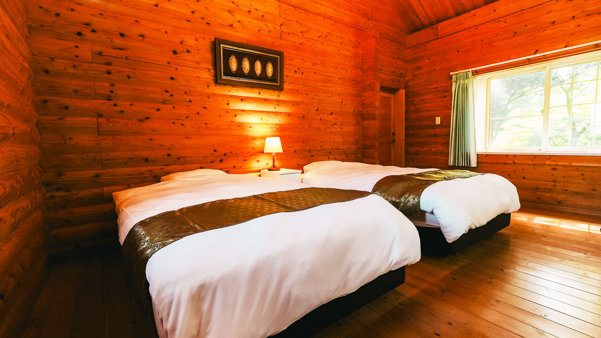 【Marigold】大きい窓から降り注ぐ光が室内を明るく照らします。景色を眺めながら寛ぐのも◎