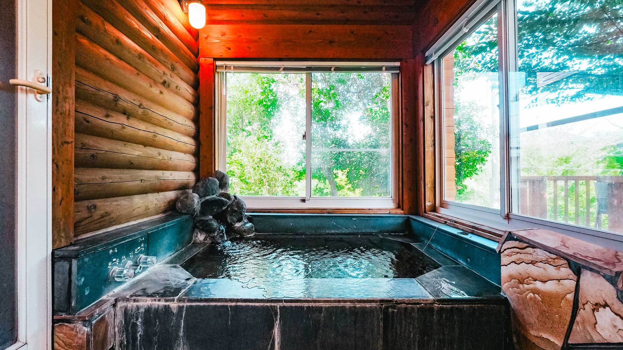 【Marigold】木のぬくもり溢れる浴槽に、源泉をたっぷり贅沢に注ぎ込んでいます。