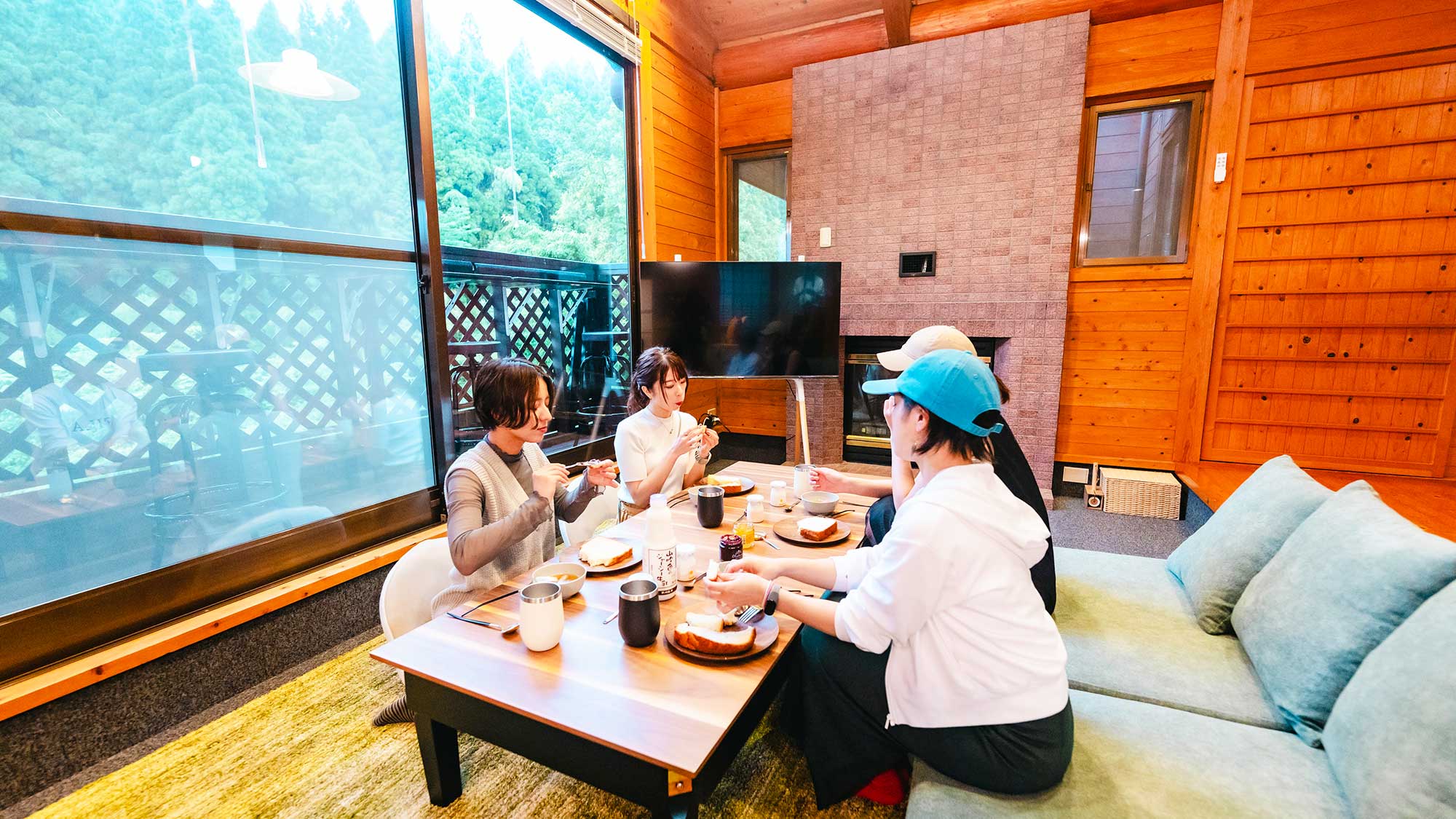 【ご朝食】お食事は室内でも、朝の澄んだ空気の中、テラスで食べるのもおすすめです。