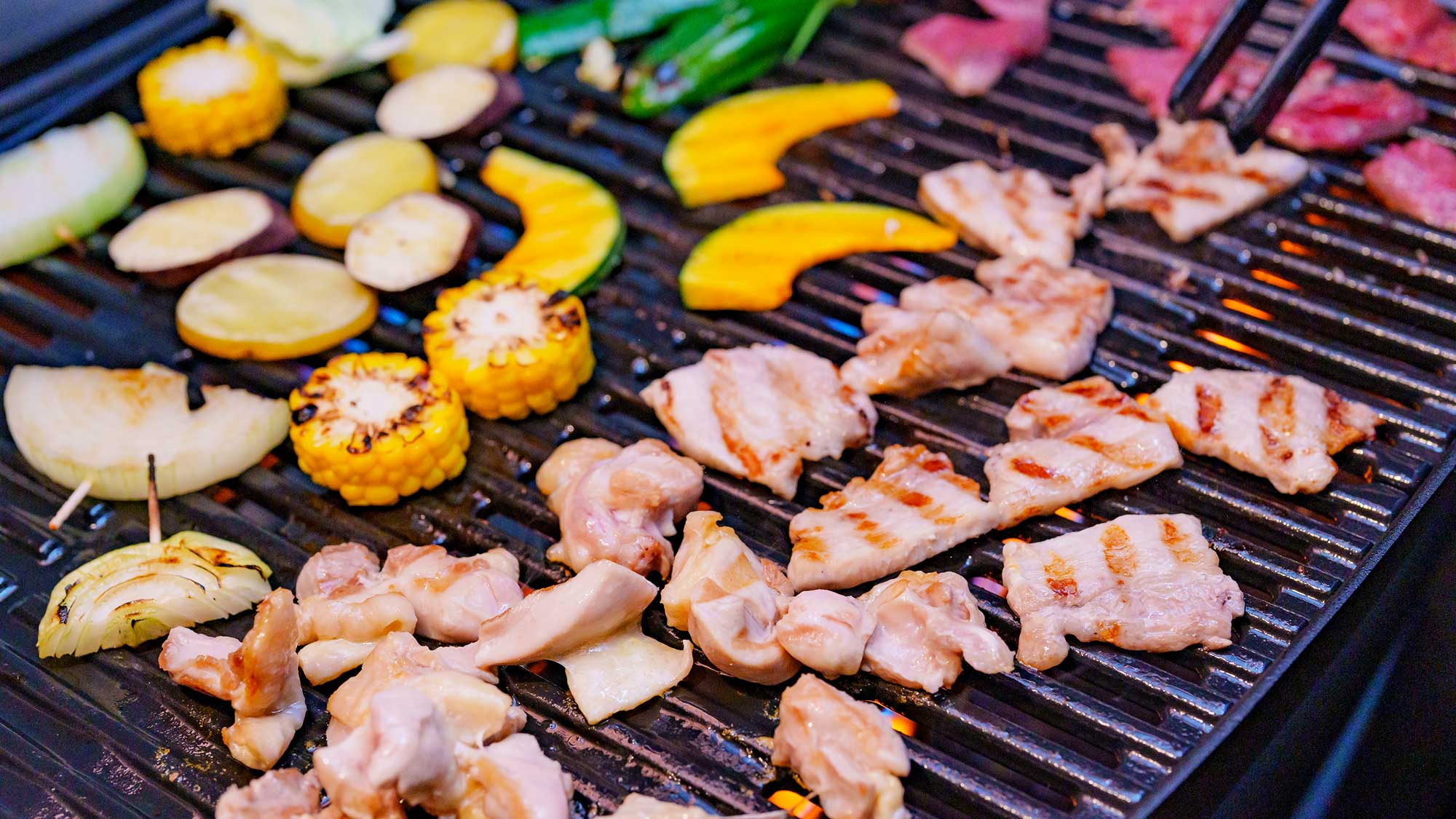 【ご夕食／BBQ】ガスグリルを使い、高温で焼き上げたお肉はジューシーで旨みたっぷり♪