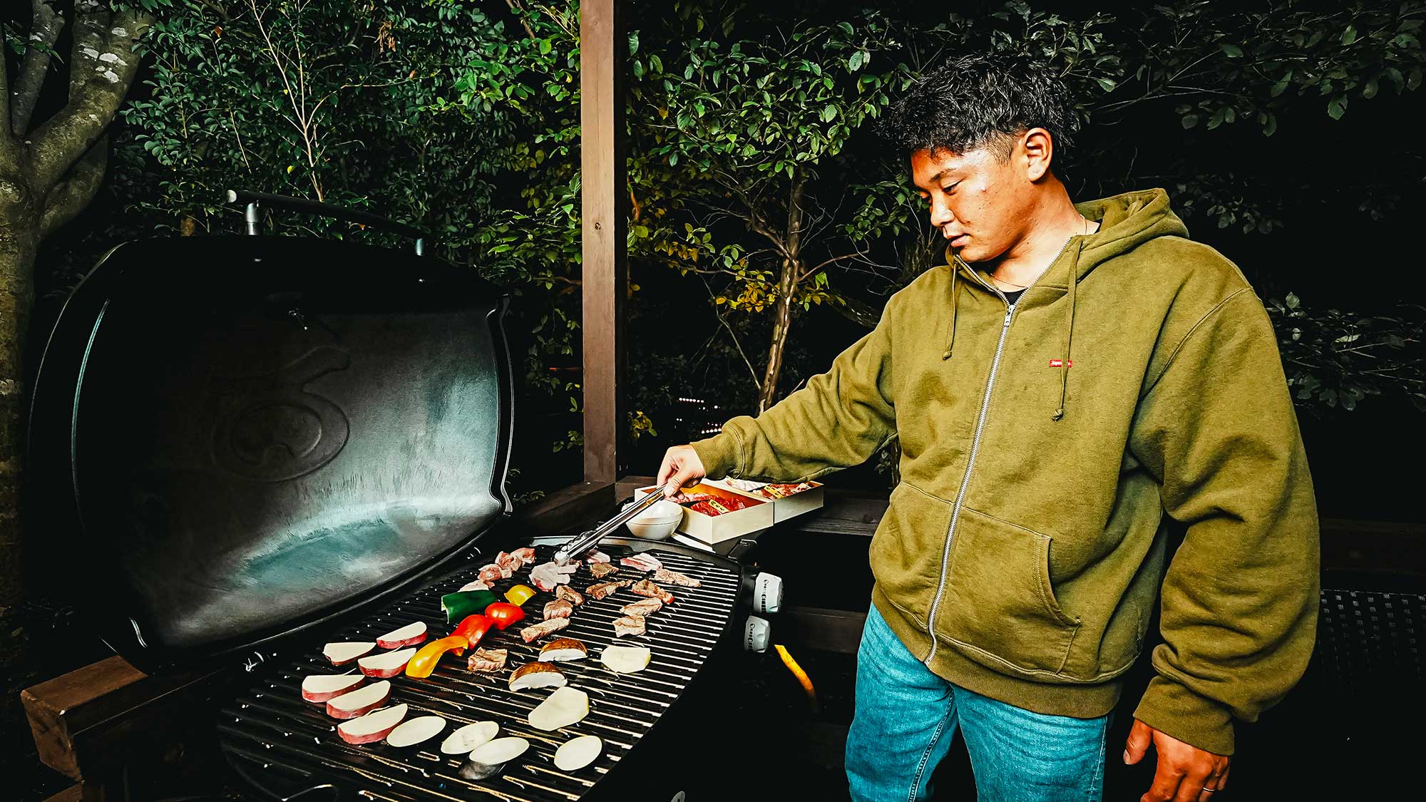【ご夕食／BBQプラン】テラスにあるガスのBBQグリルでお肉を焼き上げます！温度調整も簡単です。