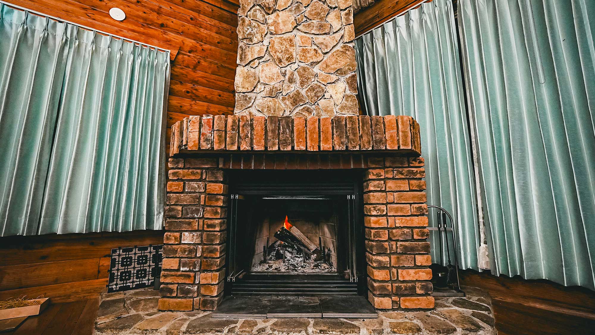 【Marigold】本格的な備え付けの暖炉（薪ストーブ）。お部屋全体が暖まるので寒い冬も安心です♪