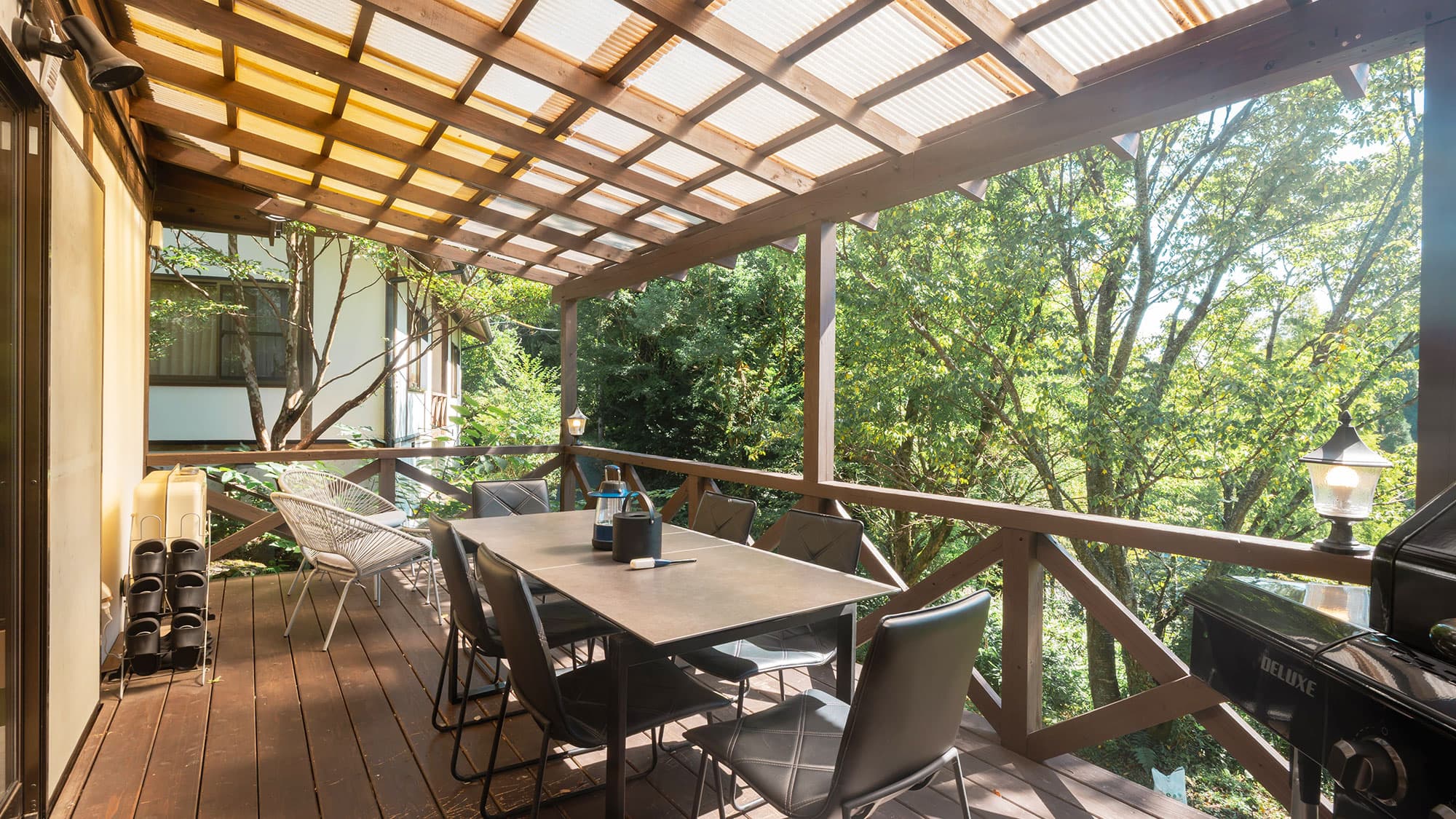 【森の樹木】テラスにはテーブルセットをご用意しております。森に包まれながらお食事も可能です。