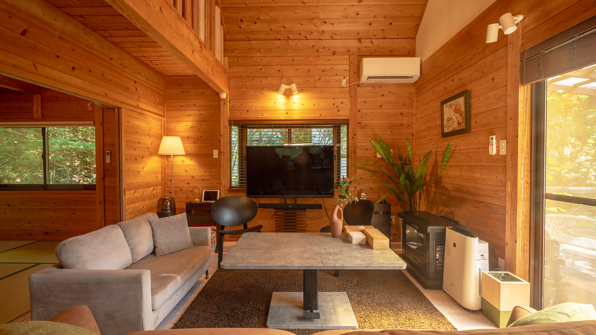 【森の樹木】リビングの隣には落ち着きのある和室とテラスへ出ることの出来る大きな窓がございます。