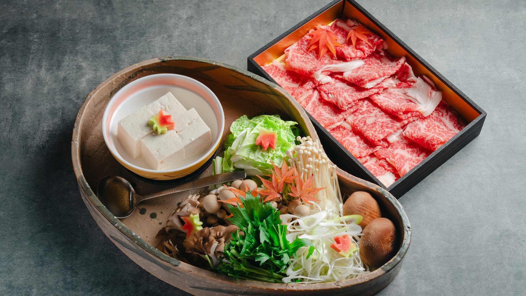 【おおいた和牛の二色鍋】とろけるようなおおいた和牛の旨みを存分にお楽しみください