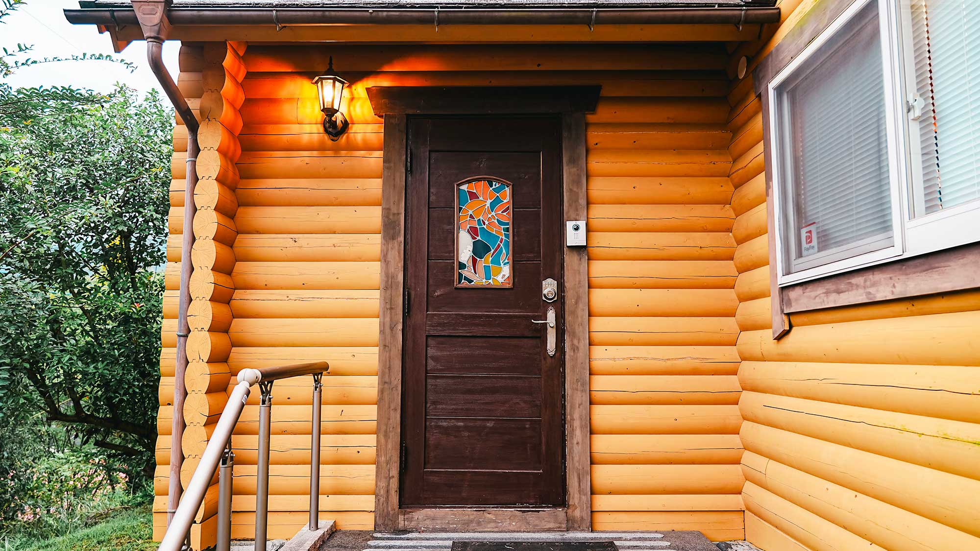 【Marigold】ステンドグラス風の扉やランプなど、レトロ感あふれる玄関がゲストを迎えます。