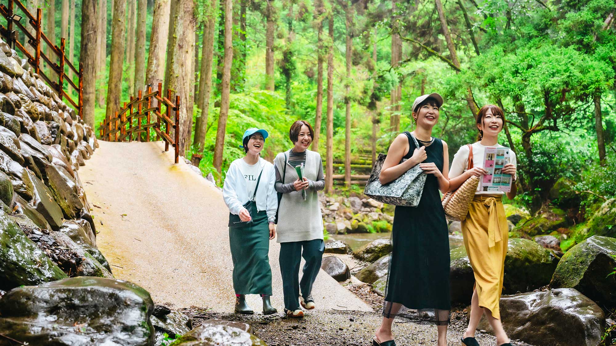 【周辺観光】鍋ヶ滝公園入口から鍋ヶ滝までは徒歩で約3分ほど。※入場には予約が必要です。
