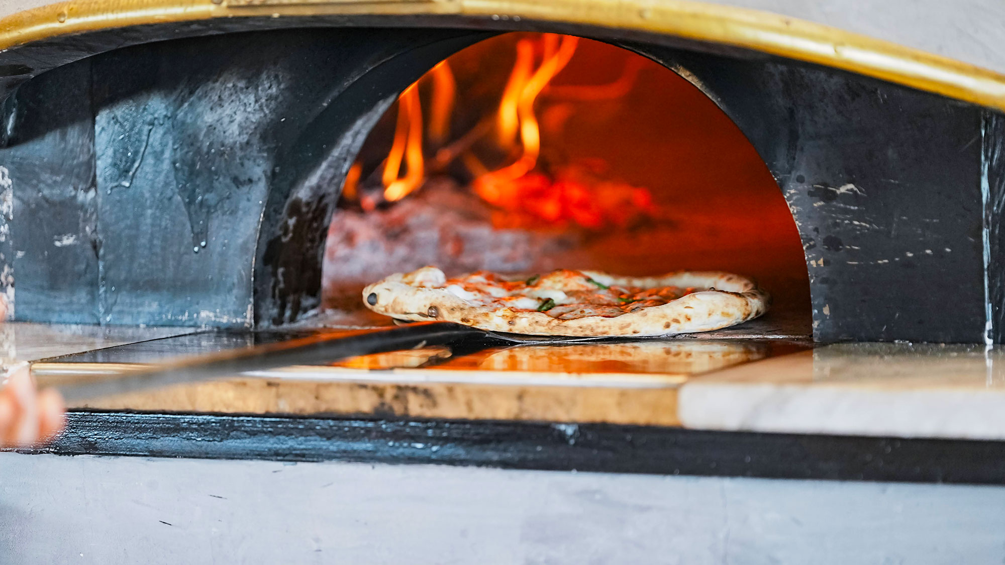 【周辺観光】併設された施設で製造されたフレッシュチーズを使用した薪窯のピッツァは絶品です。