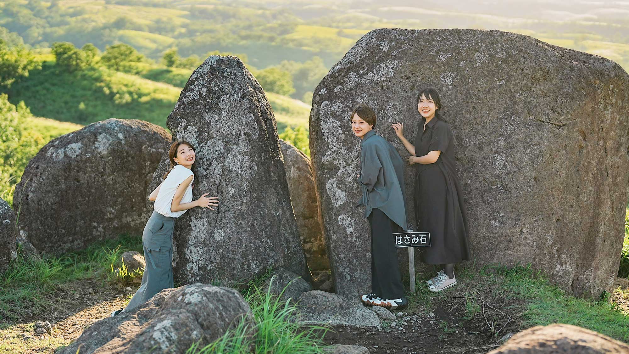 【周辺観光】日時計の役割があったとされる「はさみ石」など人工的に配置された石がいくつも点在しています