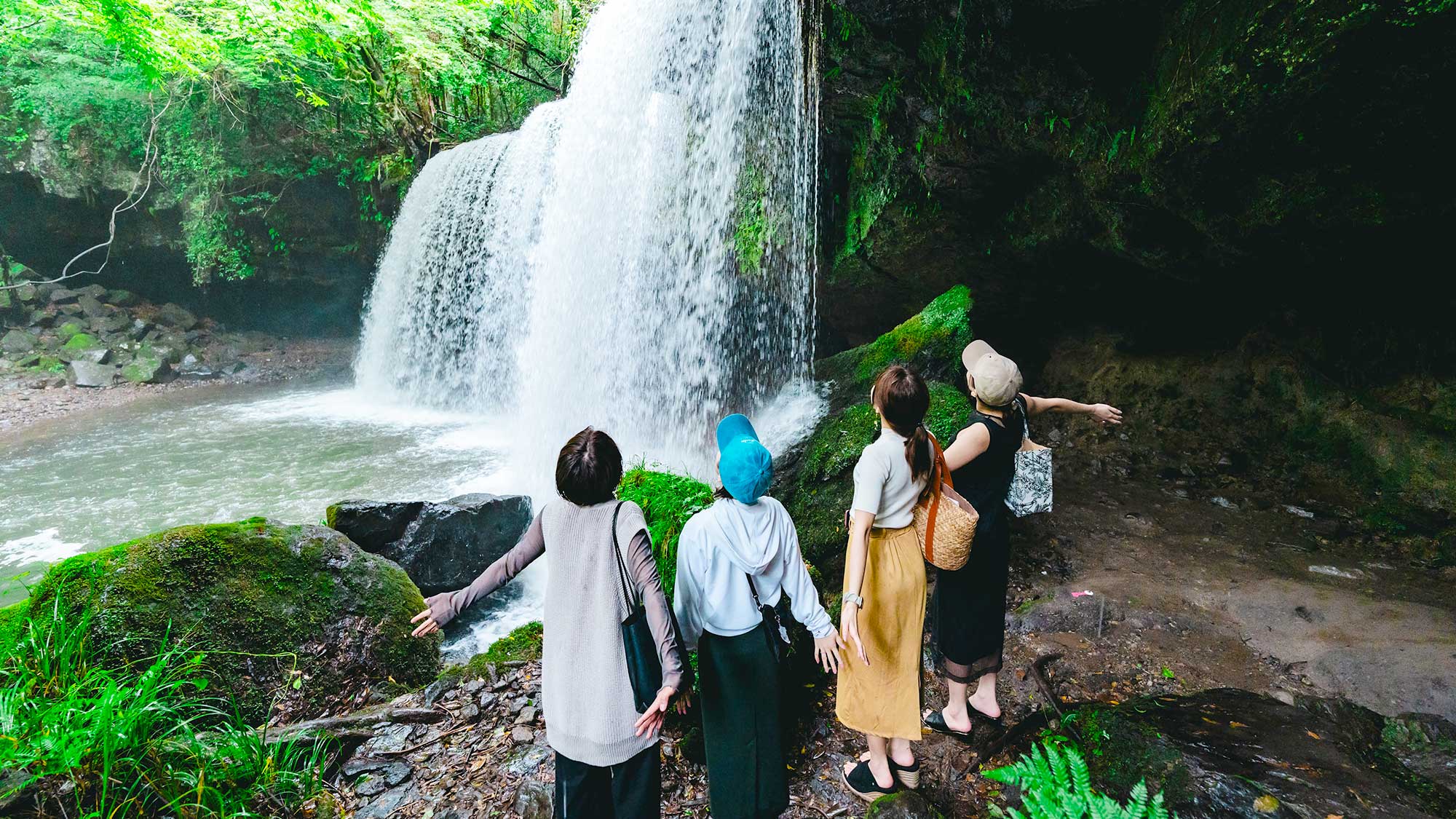 【周辺観光】滝の音を聞きながらマイナスイオンを感じられる、心休まる癒しのスポットです。
