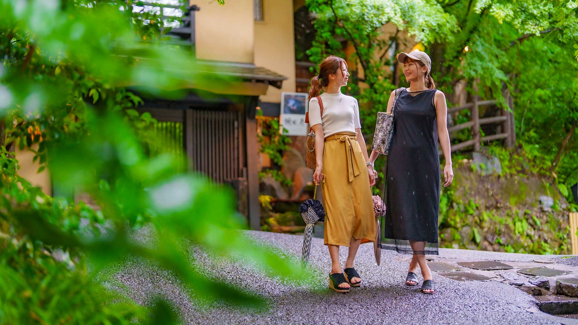 【周辺観光】緑豊かな山々に囲まれ三十軒の旅館が集まった「黒川温泉郷」は散策にピッタリ。