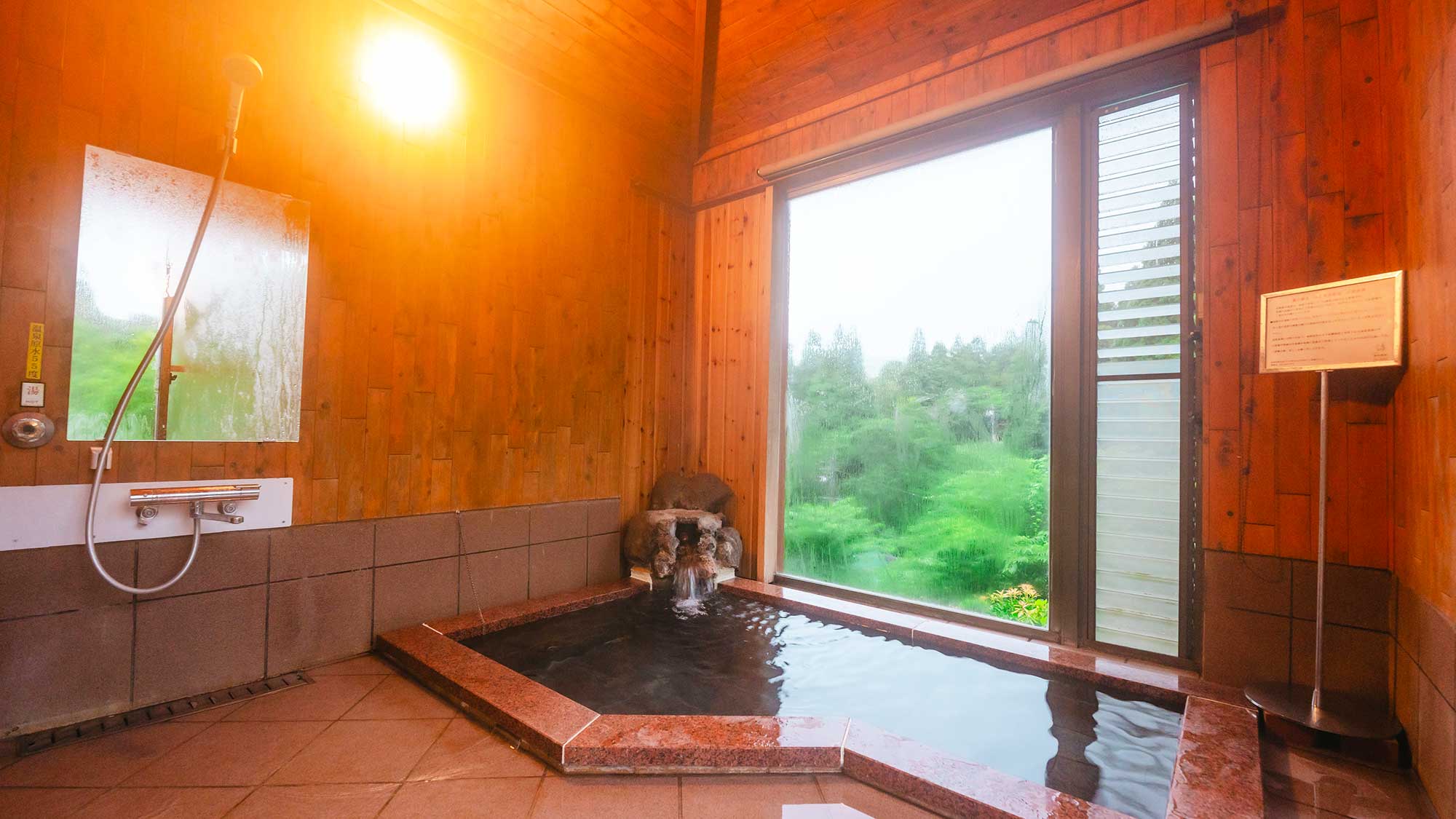 【LuluTerrace】広々とした浴槽に、源泉をたっぷり贅沢に注ぎ込んでいます。