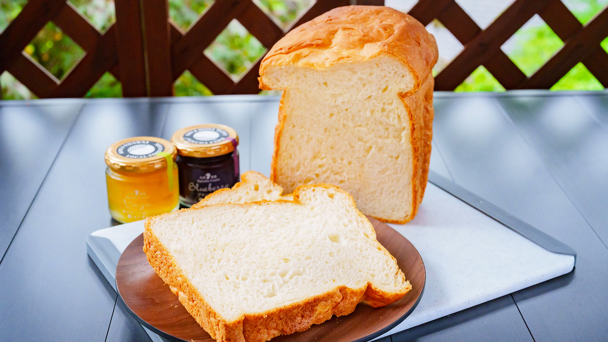 【ご朝食】焼き立てパンにはジャムをたっぷり塗って召し上がれ。※ジャムは人数分ご用意。