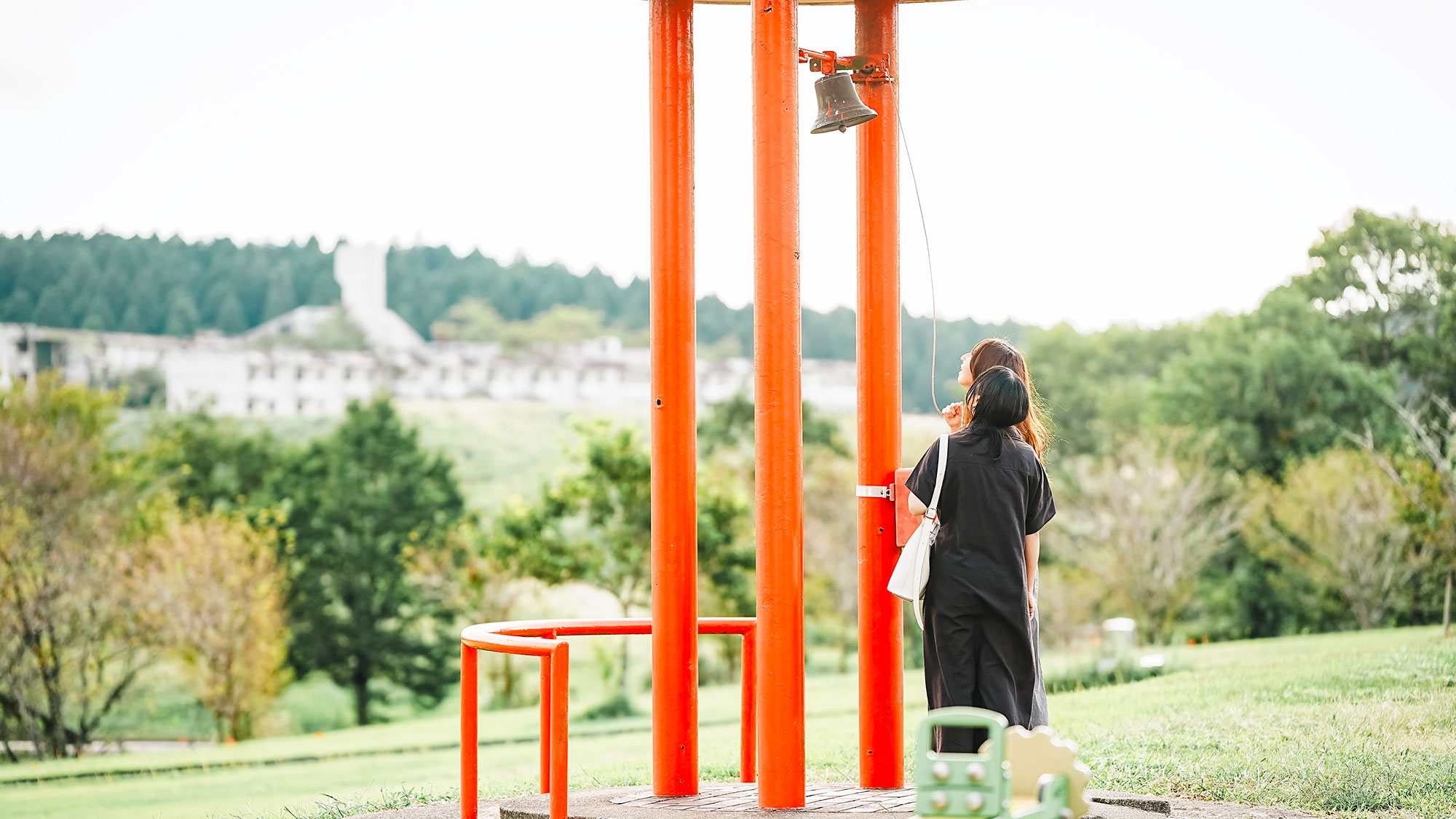 【周辺観光】広々とした敷地内にはお子様も楽しめる遊具が備わっています。大自然の中で楽しく遊べます♪
