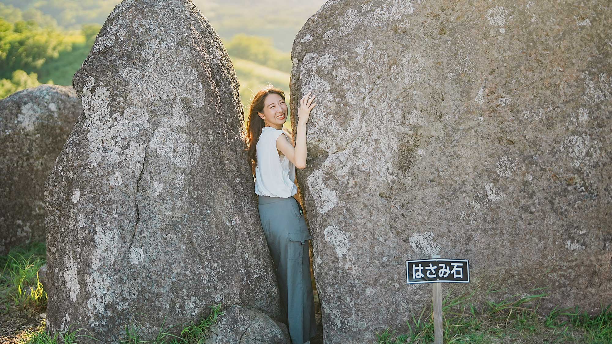 【周辺観光】はさみ石には、「嘘つきがこの間を通ると挟まれる」という言い伝えも残っています。