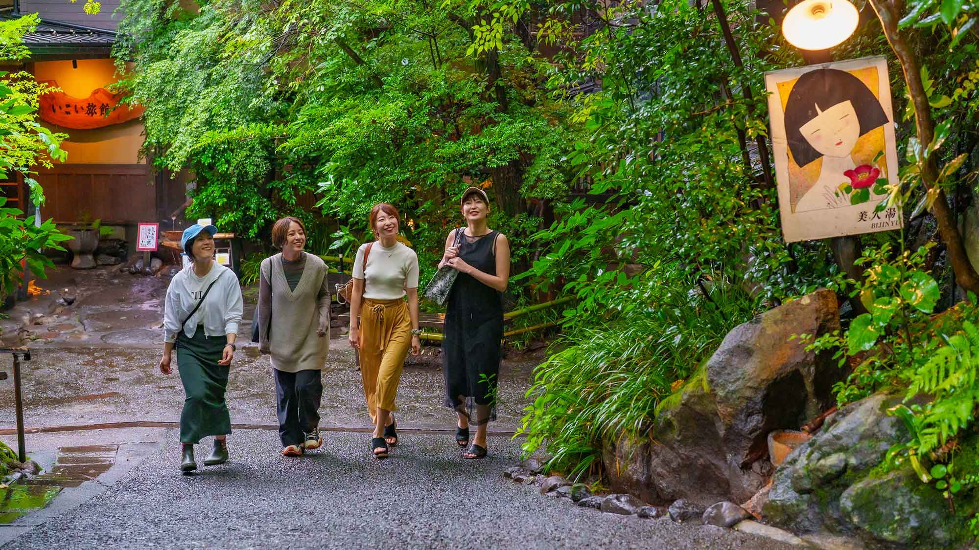 【周辺観光】緑に囲まれた温泉街。情緒ある景色はどこか懐かしさを感じさせます。