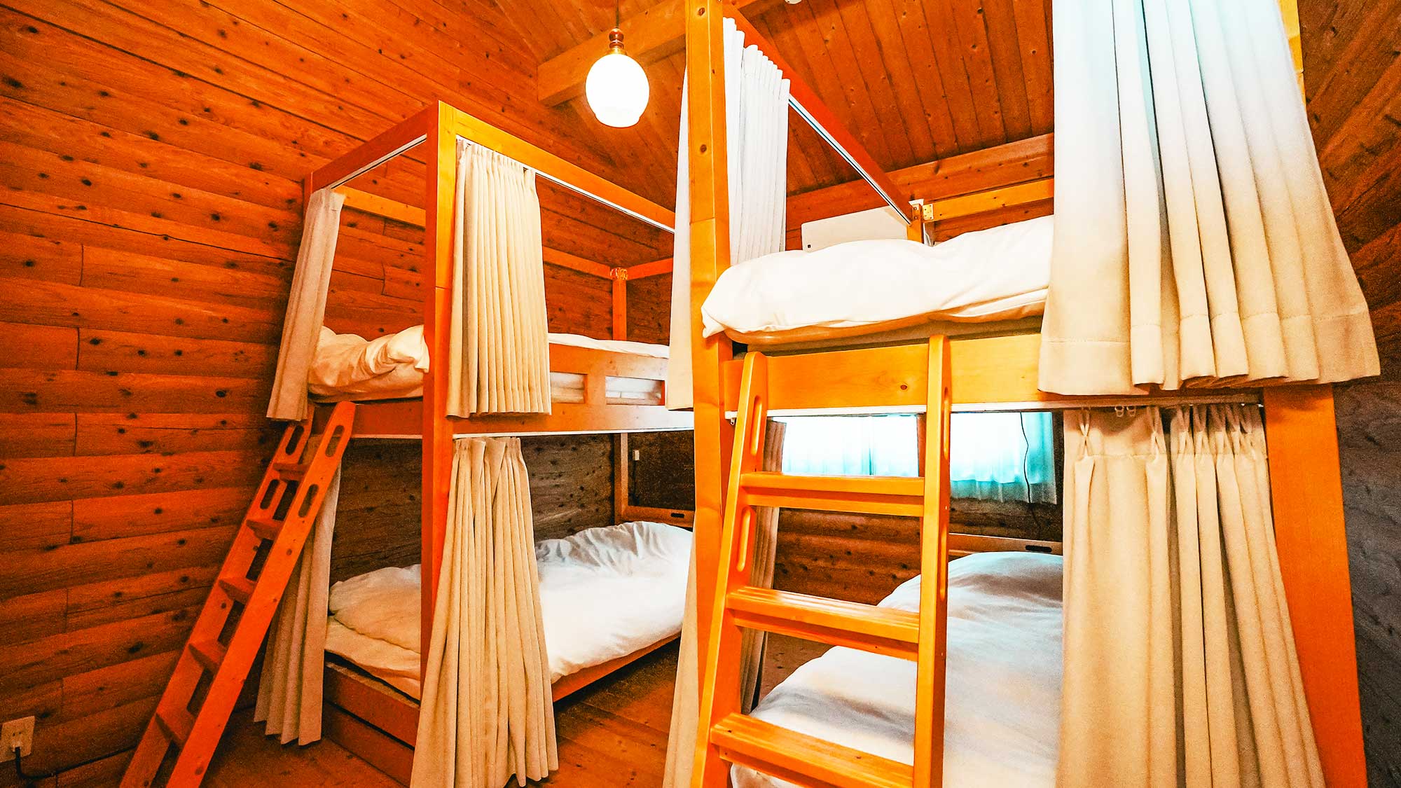 【Marigold】2段ベッドを2台配したベッドルーム。それぞれに仕切りのカーテンが付いています。