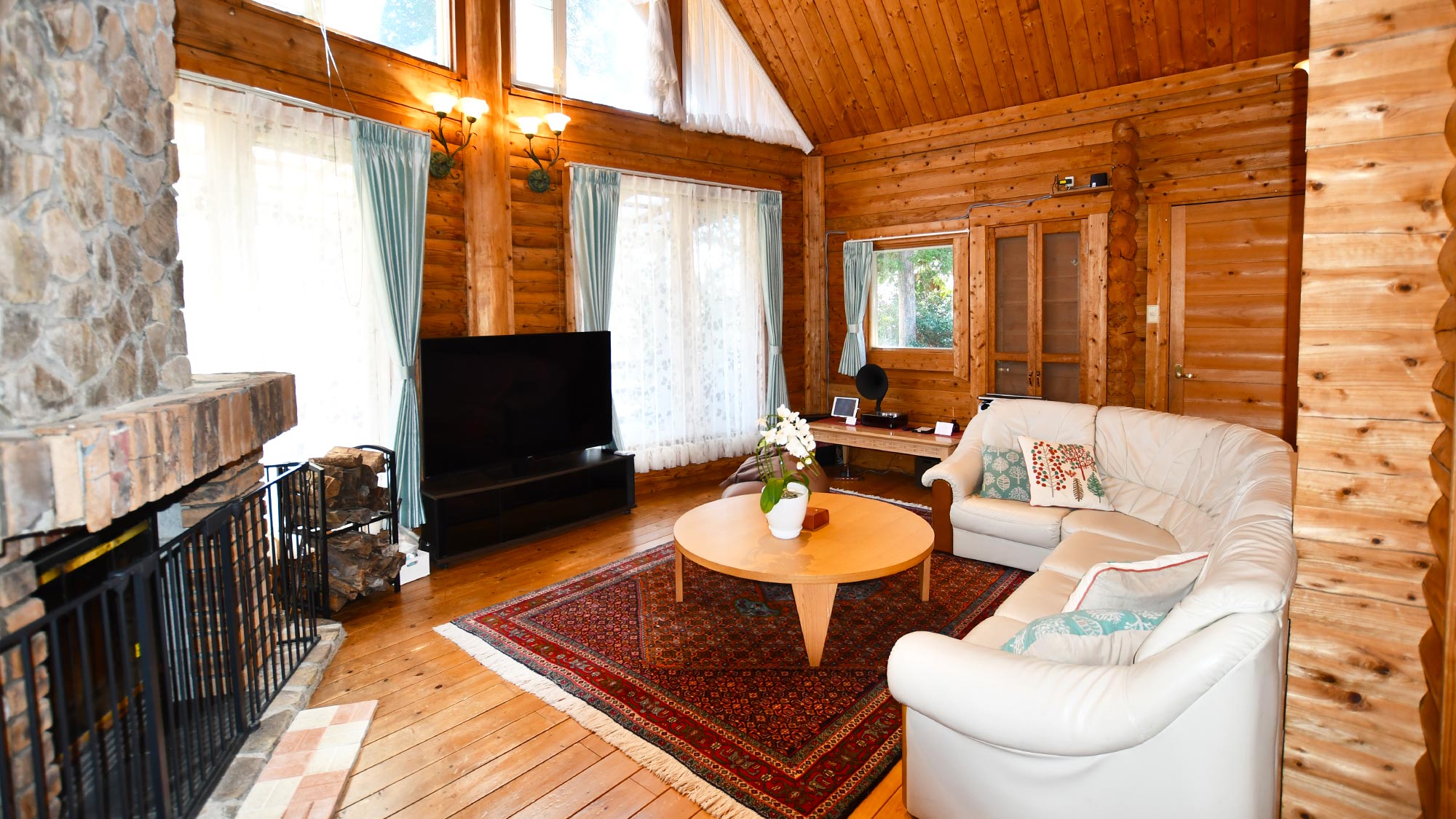 【Marigold】木のぬくもりたっぷりの広々とした空間は、大人数グループや三世代旅行に最適です。