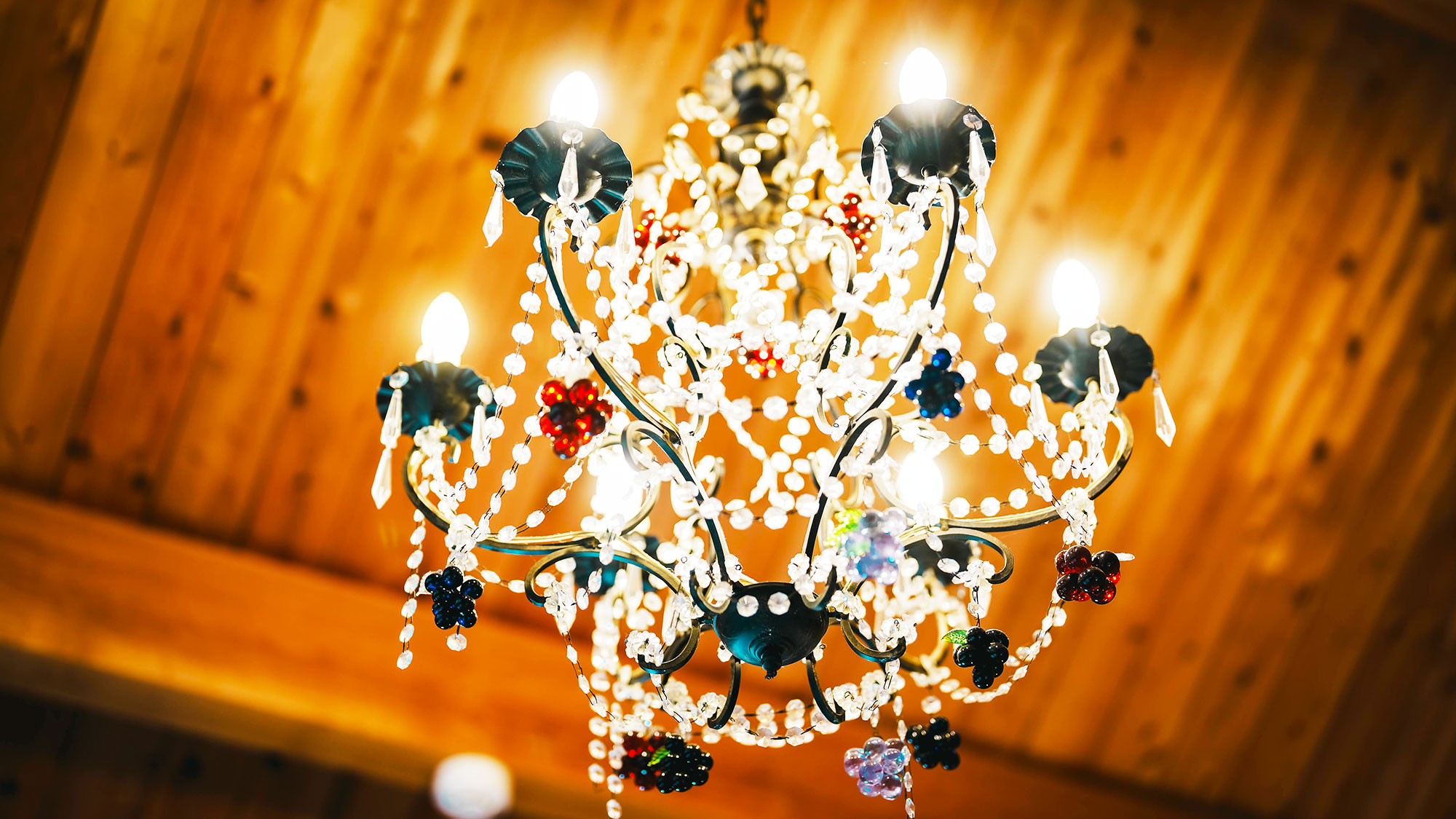 【Marigold】シャンデリアなどレトロ感のある内装をお楽しみください。