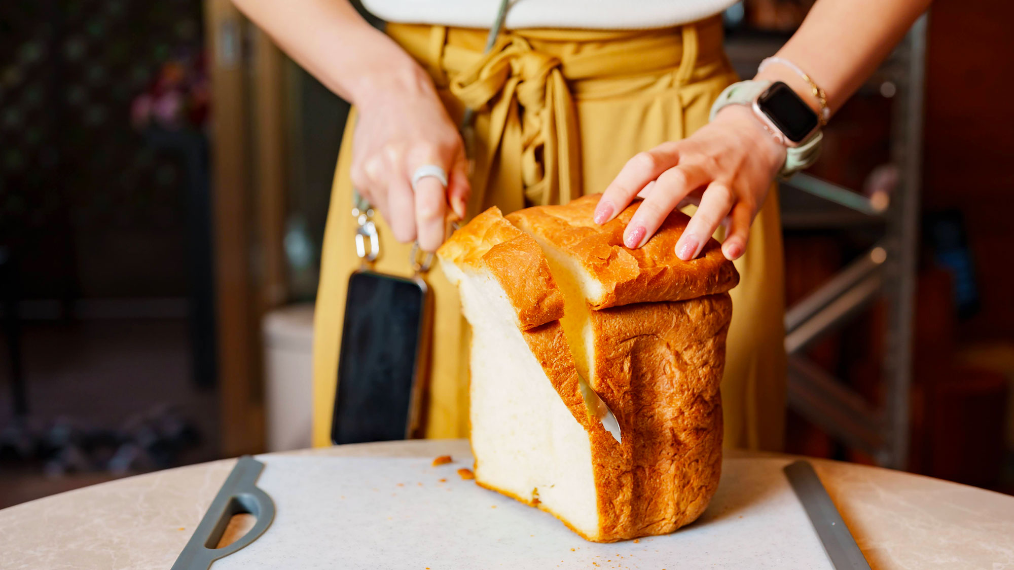 【ご朝食】ホームベーカリーに粉と水を入れるだけ。焼きあがったパンは格別の美味しさ。