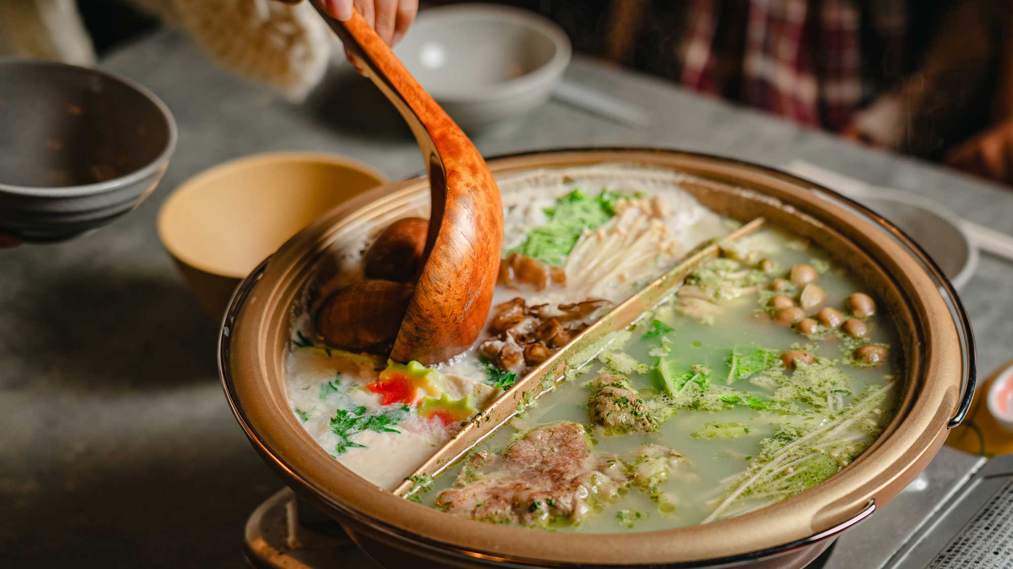 【おおいた和牛の二色鍋】心も身体もほっこり温まる鍋料理。和食料理長こだわりの味わいをどうぞ♪