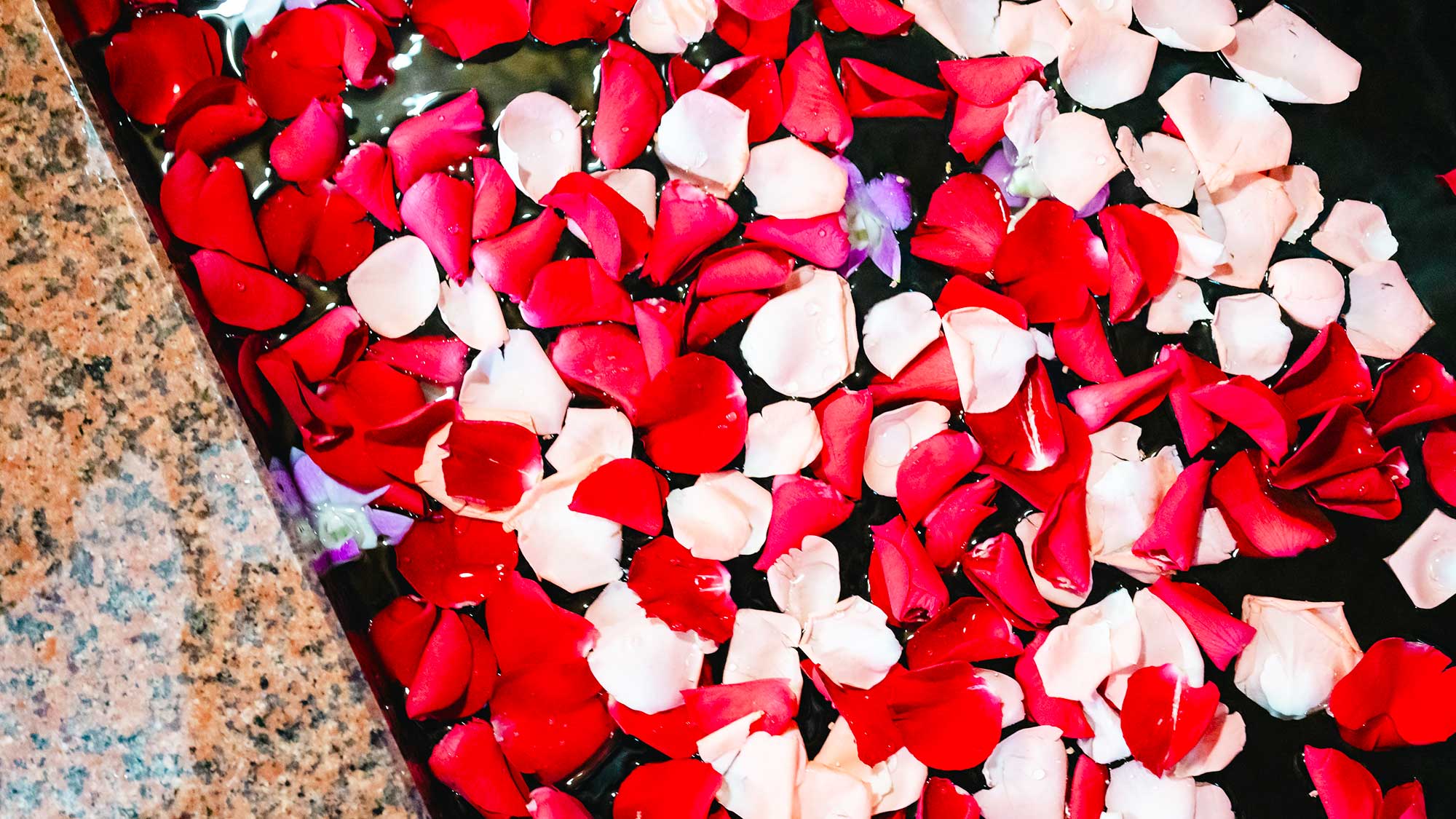 【LuluTerrace】色鮮やかなお花をたっぷりと浮かべたフラワーバスも。（有料オプション）