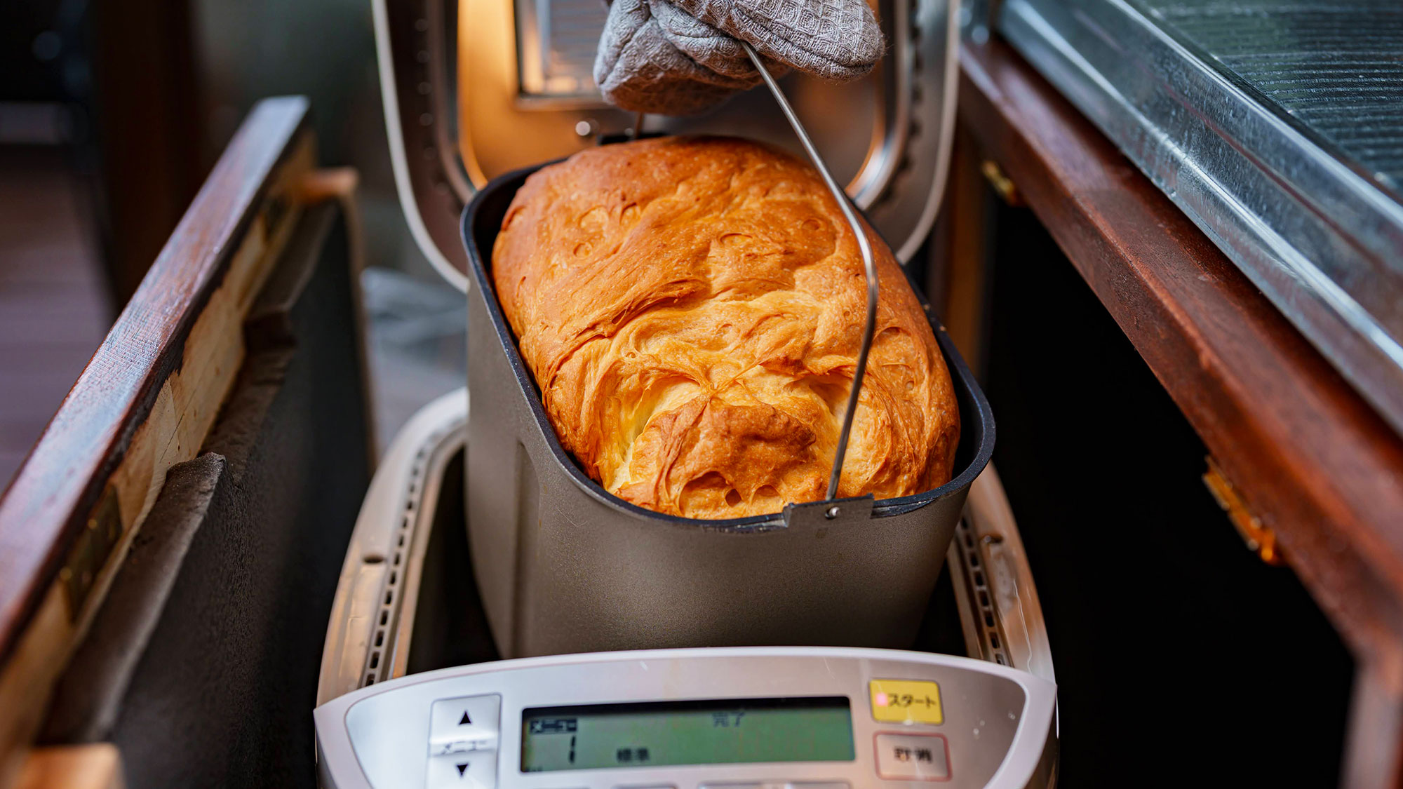 【ご朝食】朝食には焼き立てふかふかパン♪ホームベーカリーで簡単に作ることができます。