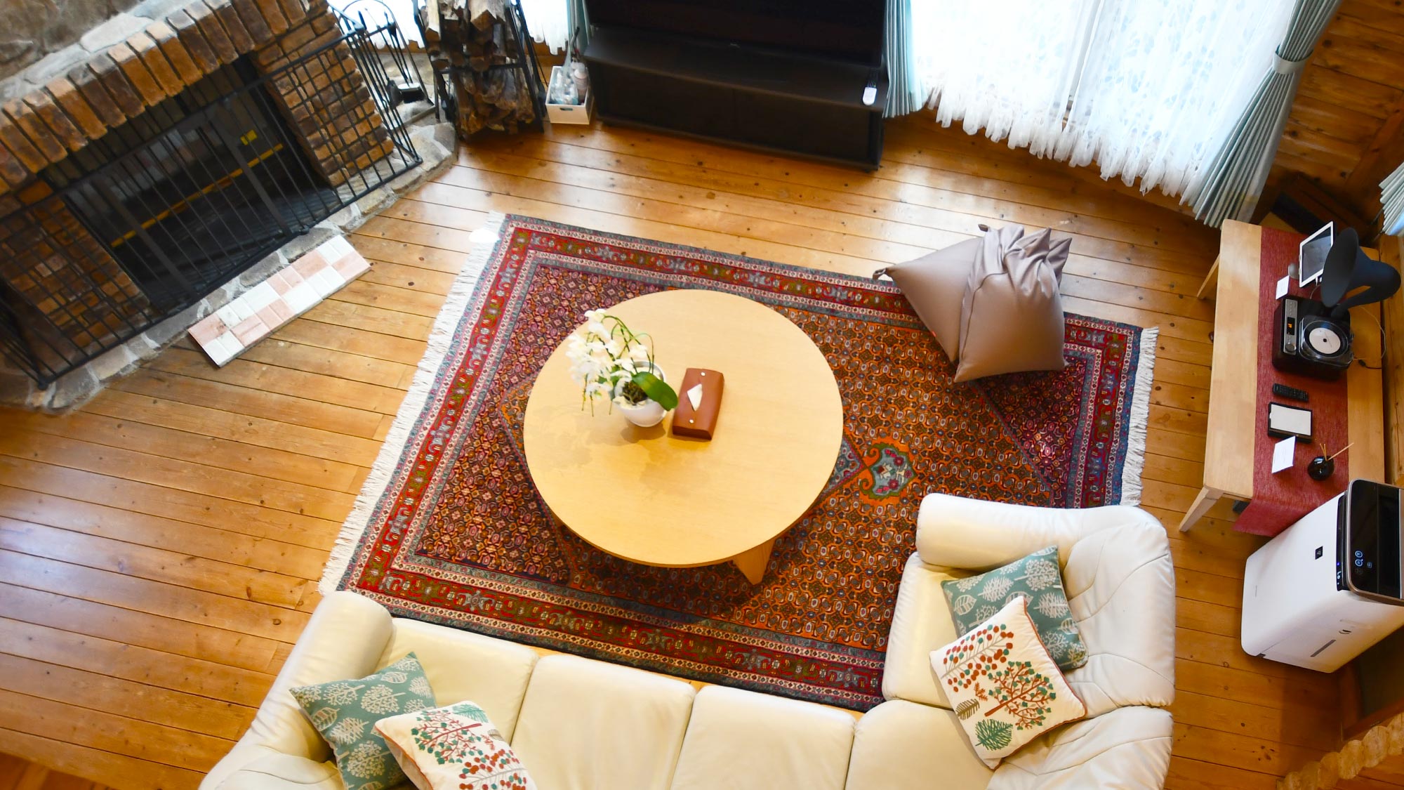 【Marigold】本格的な暖炉など、クラシカルなログハウスの雰囲気をお楽しみいただけます。