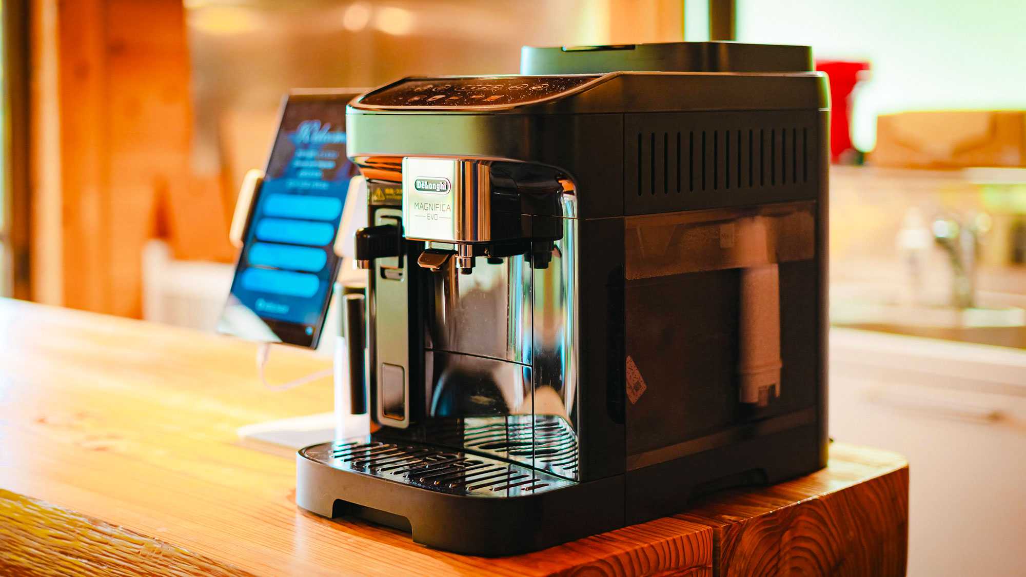 【森の樹木】ボタン一つでコーヒーやカフェラテをお楽しみいただけるエスプレッソマシン。