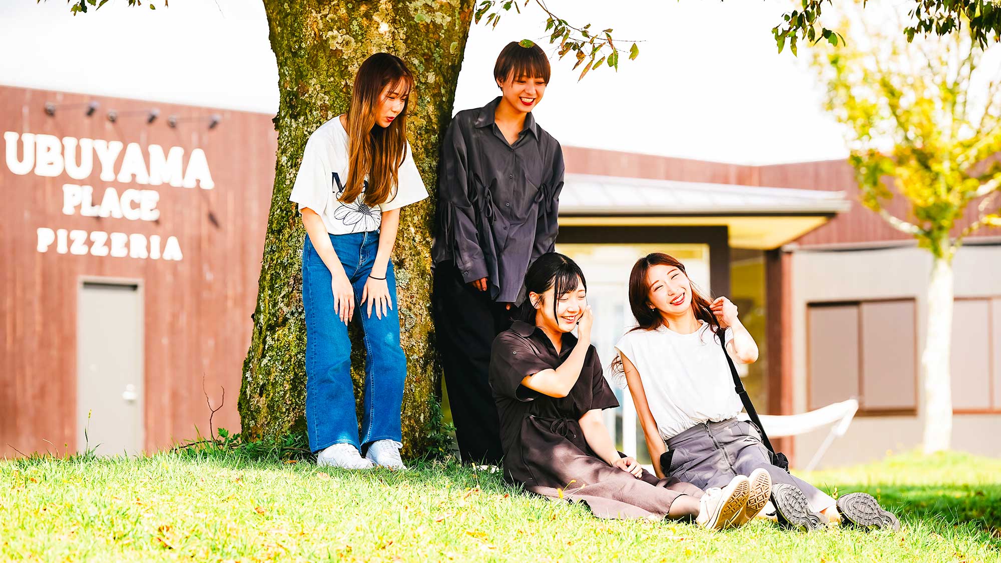 【周辺観光】敷地内は芝生が広がっており、のんびりとお過ごしいただけます。