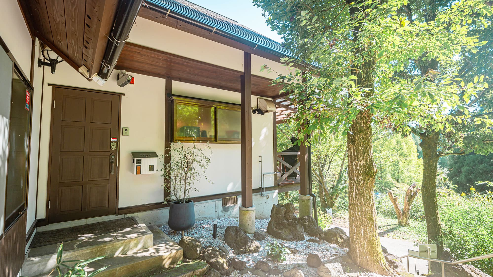 【森の樹木】モバイル（スマホ・タブレット）対応のスマートチェックインを導入しております。