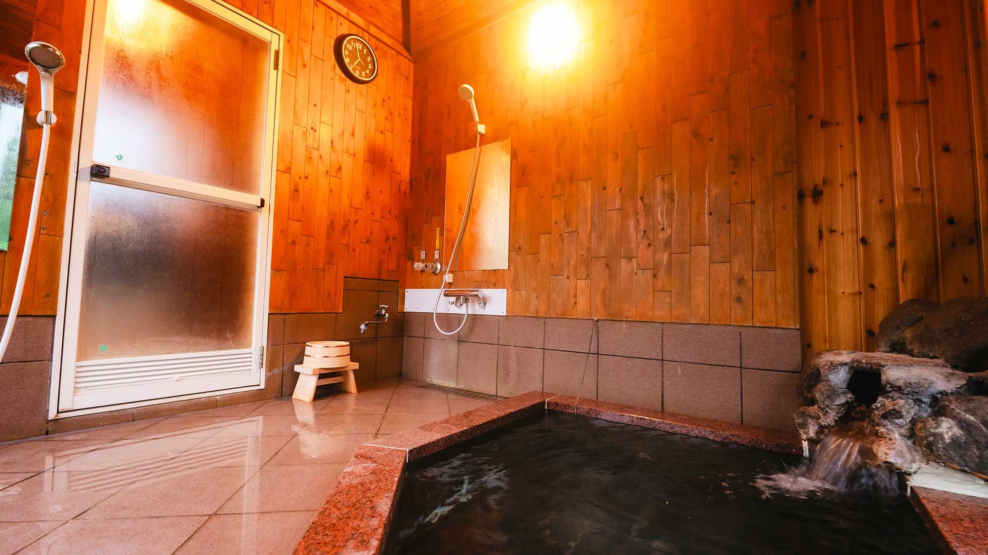 【LuluTerrace】源泉かけ流しの温泉は滞在中いつでもご利用可能です。