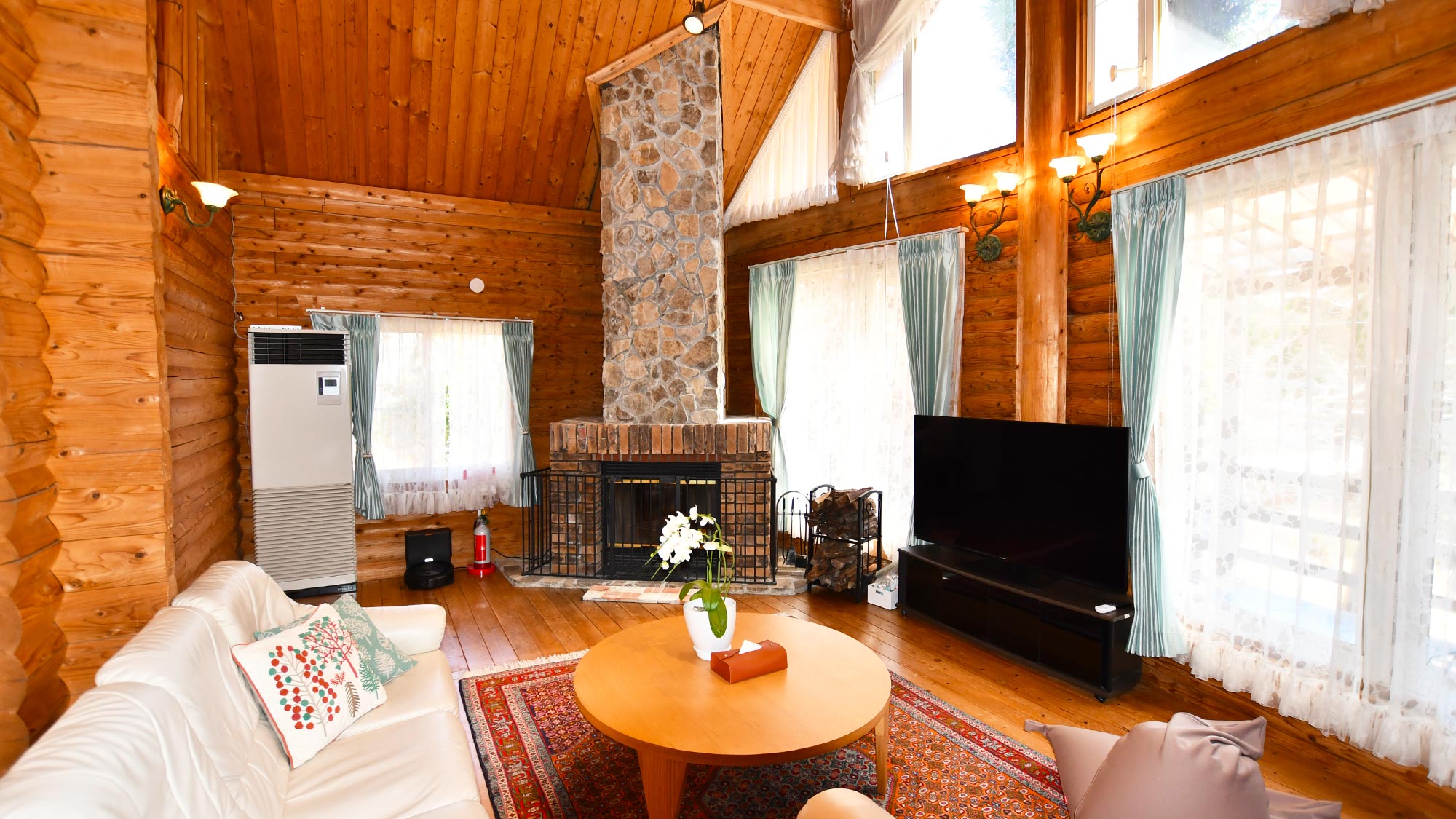 【Marigold】大きなソファーのリビングダイニングでは景色を眺めながらお寛ぎいただけます。