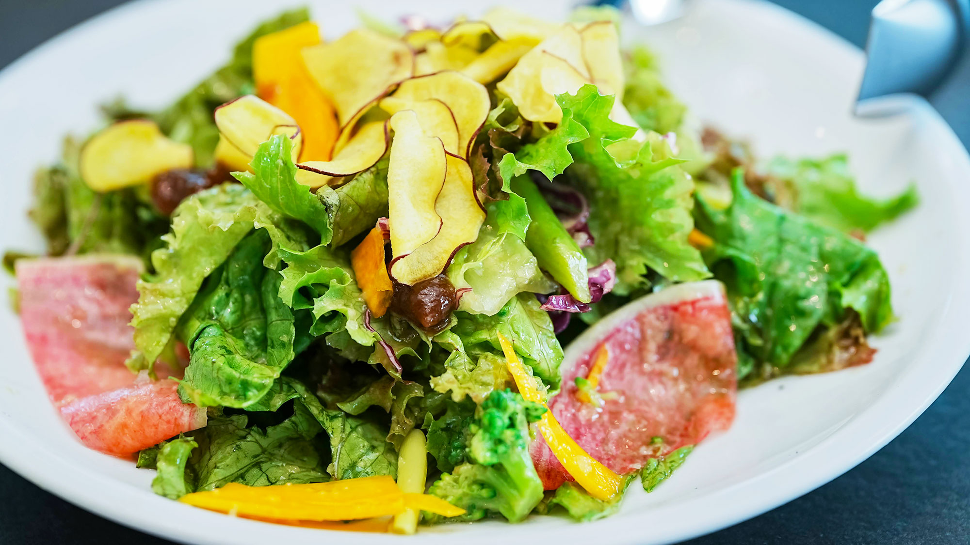 【周辺観光】前菜には阿蘇新鮮野菜のガーデンサラダなど、地元食材にこだわったお料理をどうぞ。