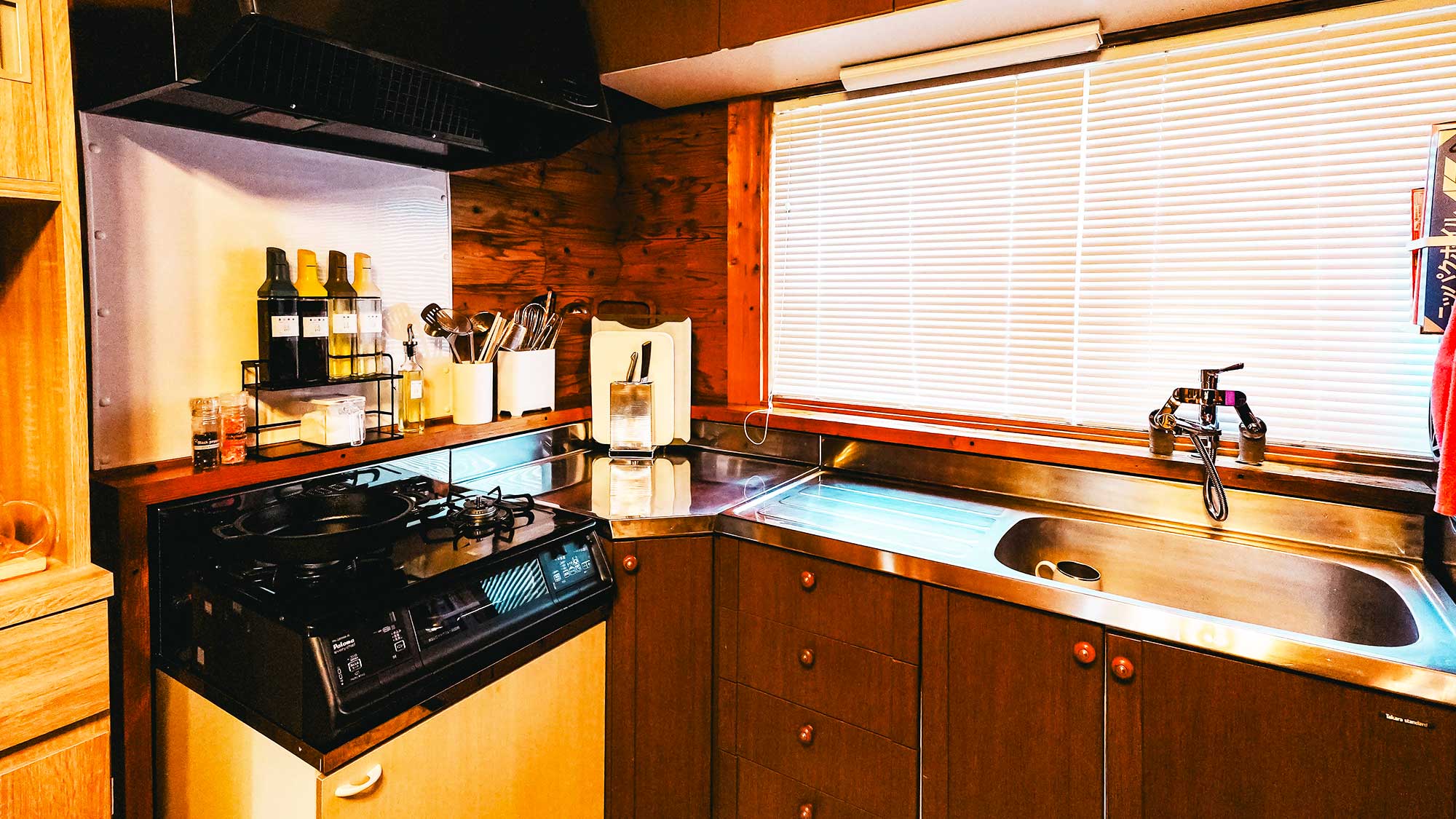 【Marigold】窓に面したキッチンスペース。外の景色を眺めながらお料理をお楽しみください。