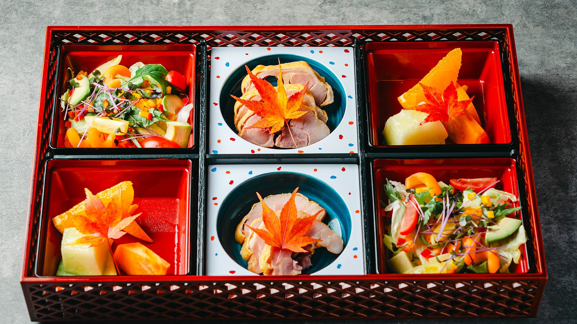 【朝食】2名様向け朝食セット一例。彩りも美しく、旬の野菜や果物をたっぷり盛り込みます。