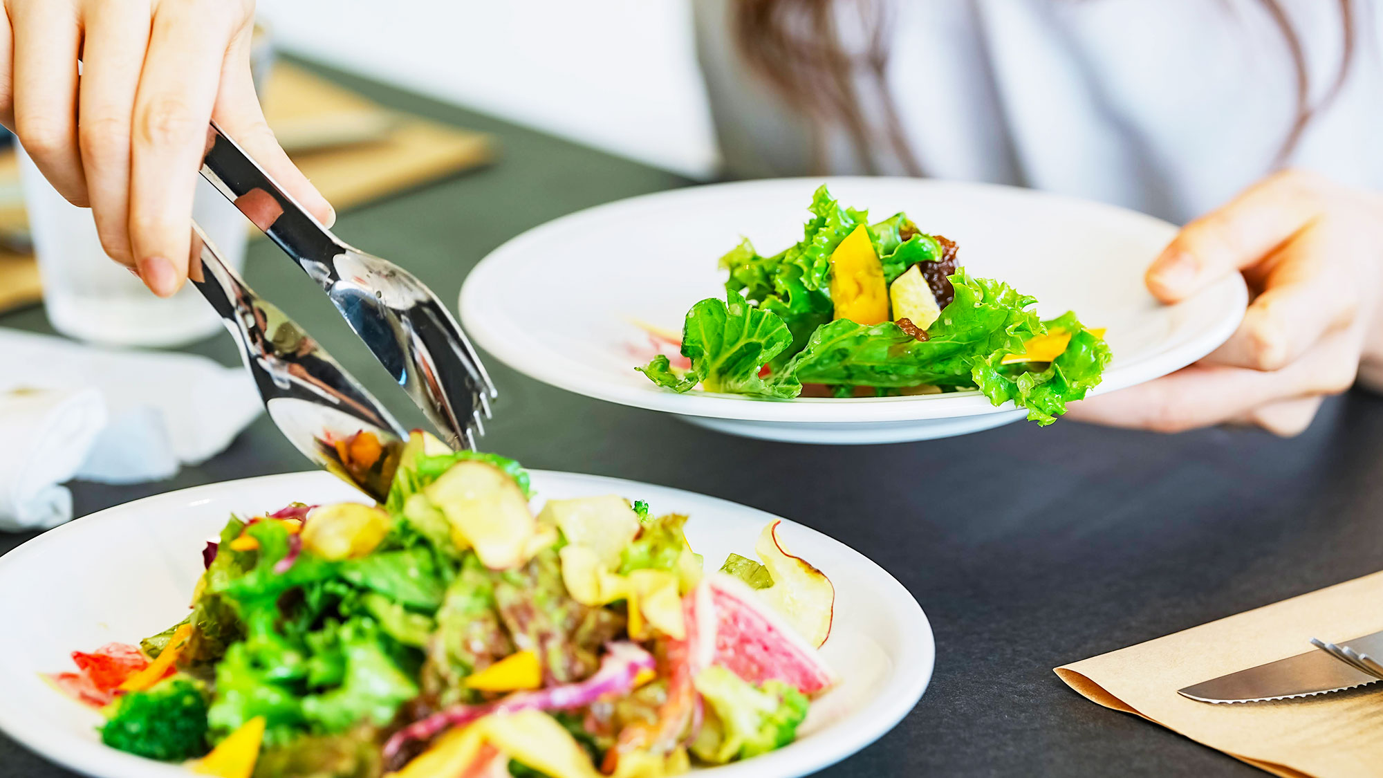 【周辺観光】前菜には阿蘇新鮮野菜のガーデンサラダなど、地元食材にこだわったお料理をどうぞ。