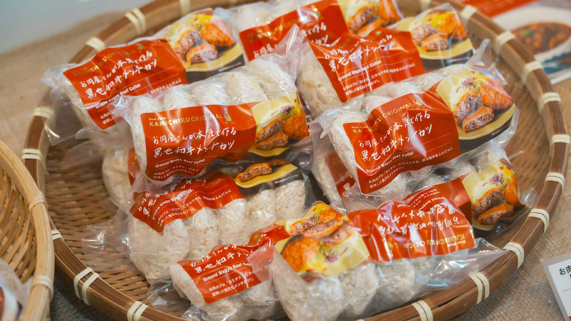 【周辺観光】売店ではブラウンスイスの乳牛を使用した商品を販売しています。