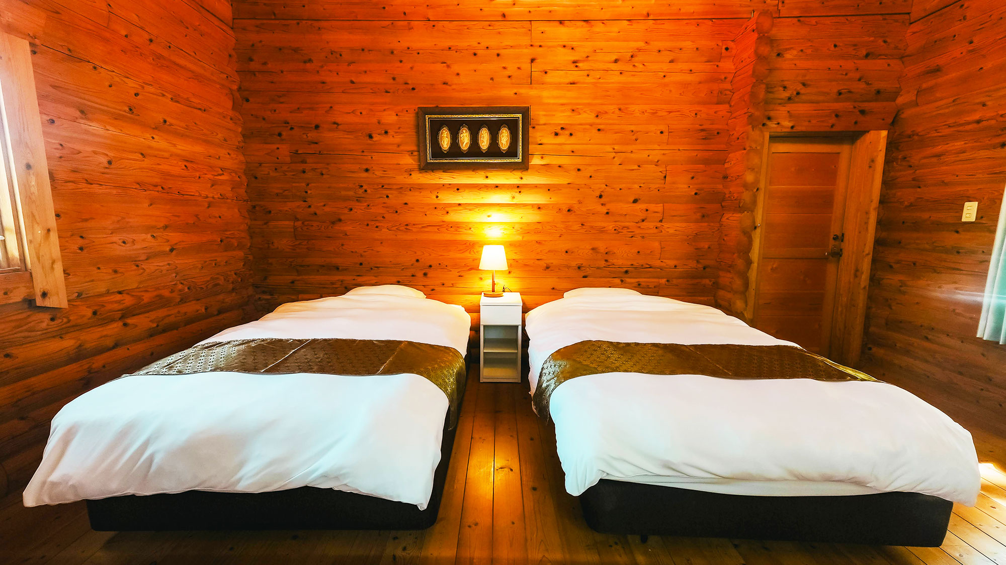 【Marigold】セミダブルベッドを2台配した寝室です。ふかふかのベッドでお休みいただけます。