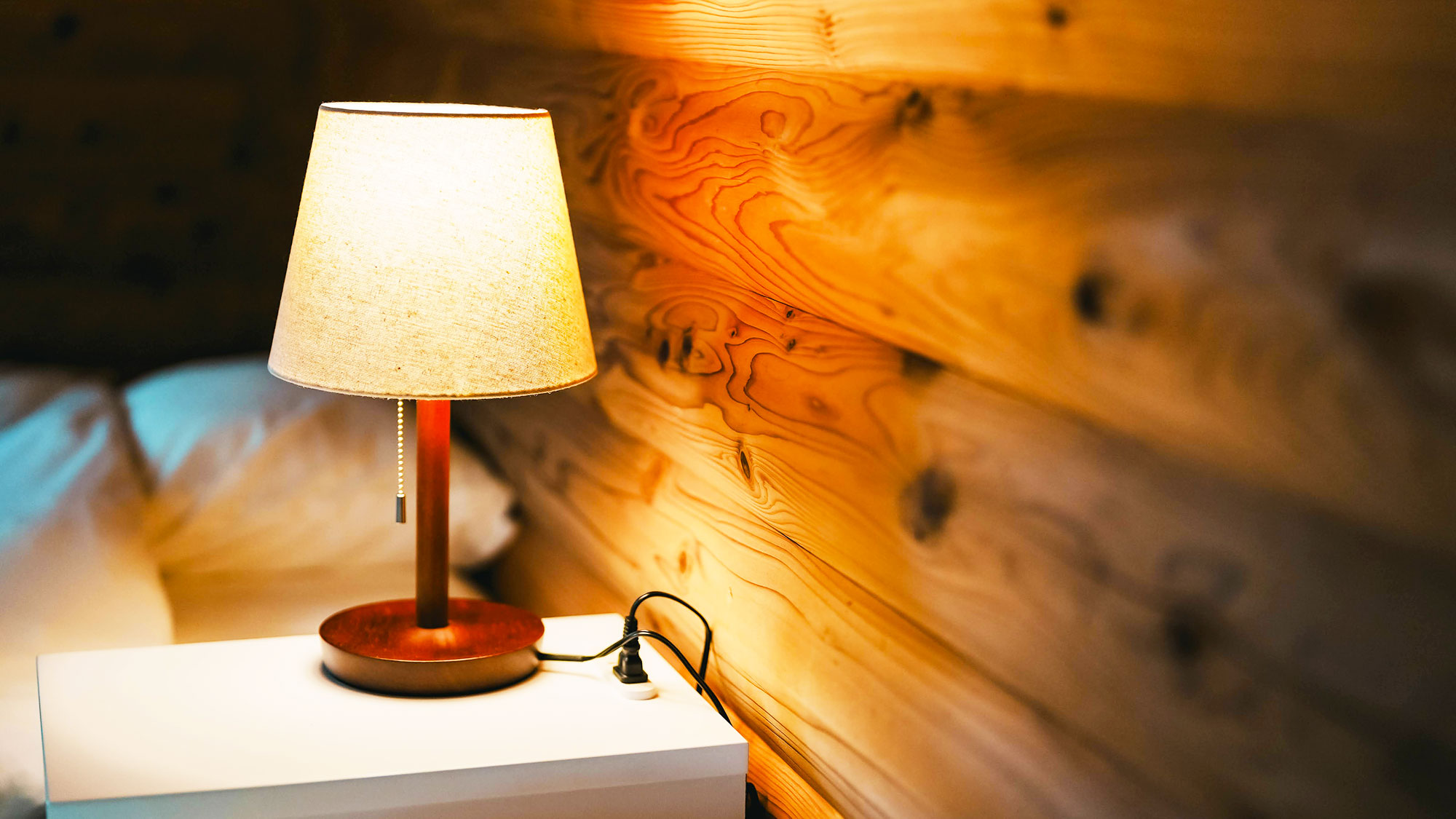 【Marigold】ベッドサイドには優しい光のベッドランプをご用意しております。