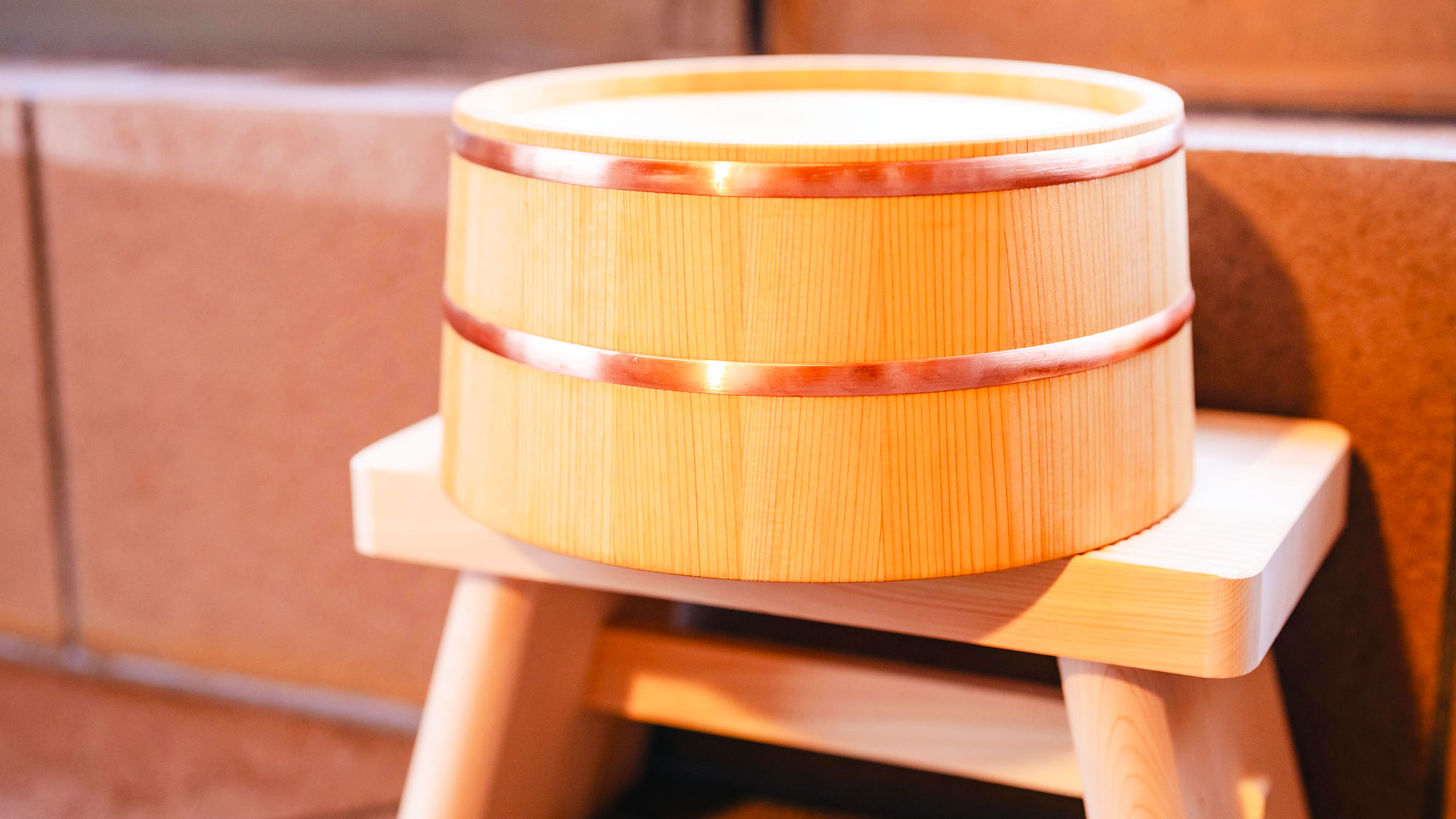 【LuluTerrace】小国杉を使用した「昭和レトロ」なデザインの風呂桶。癒しのバスタイムを演出。