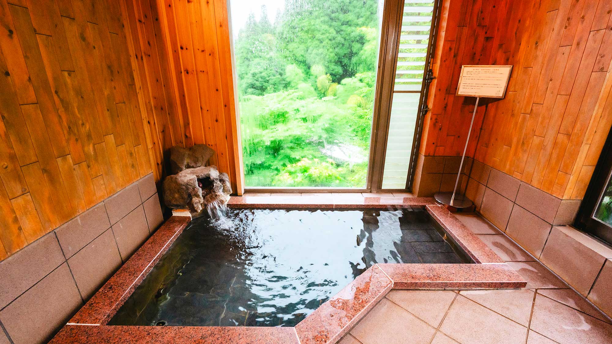 【LuluTerrace】暑いときには窓をあければ、外気が心地よく入りこみ半露天風も楽しめます。