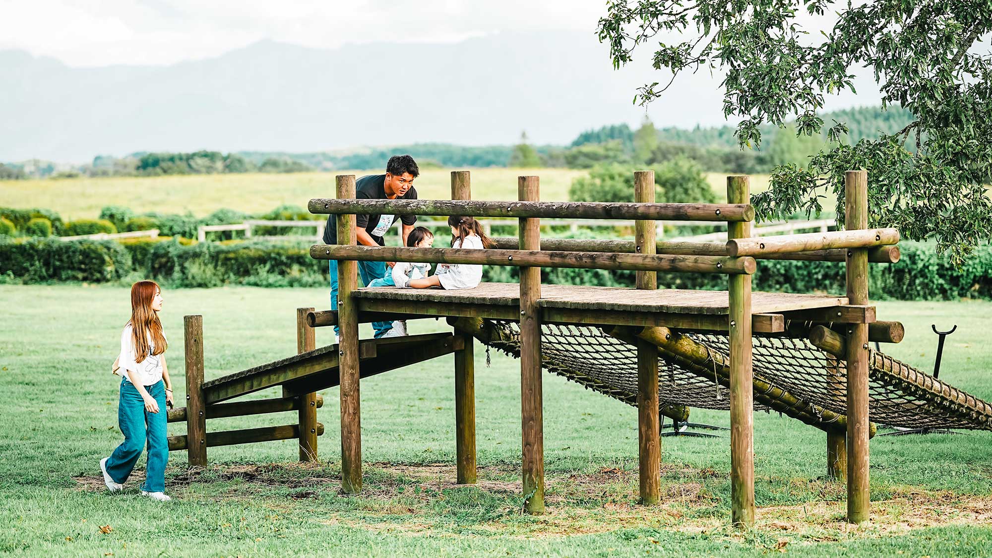 【周辺観光】広々とした敷地内にはお子様も楽しめる遊具が備わっています。大自然の中で楽しく遊べます♪