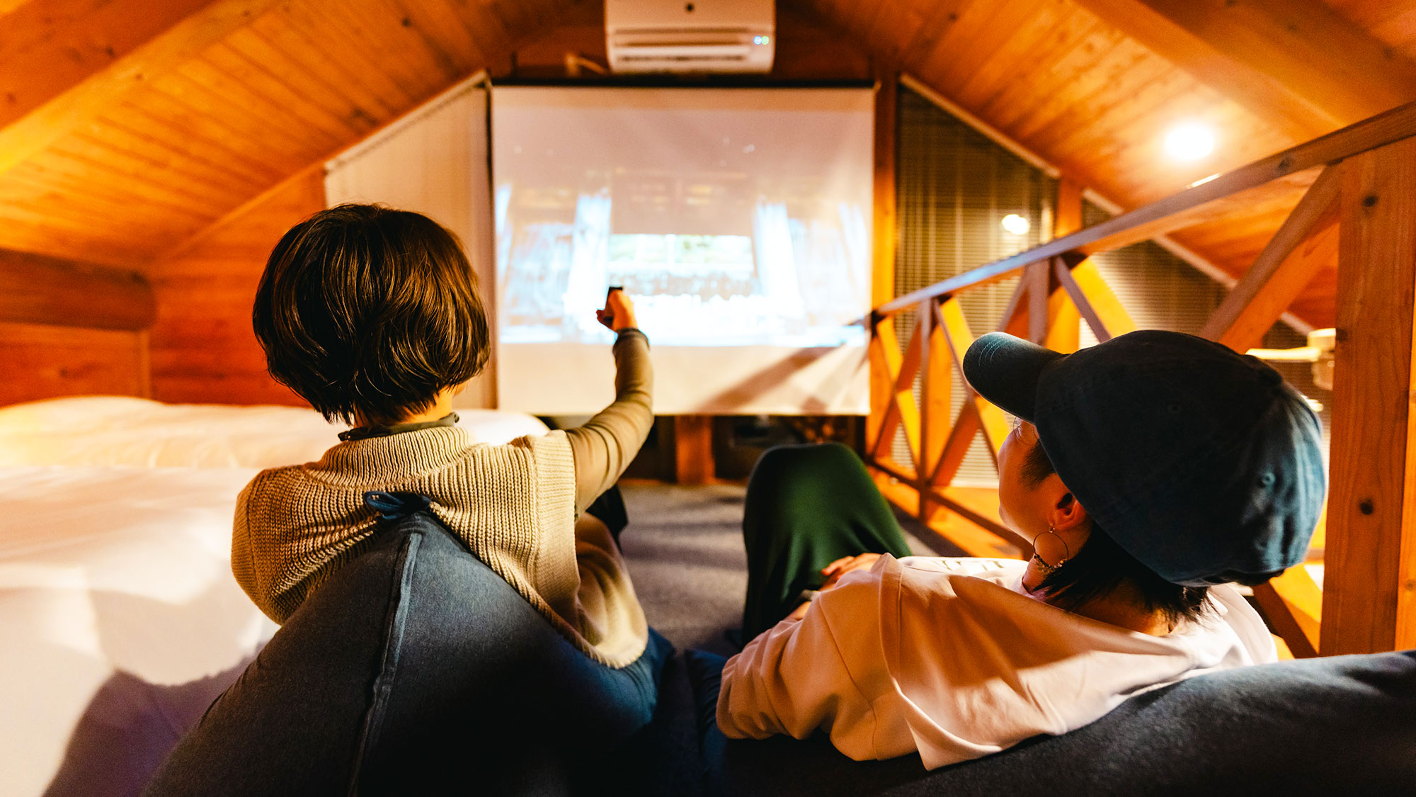 【LuluTerrace】2階には天井付のプロジェクター＆大型スクリーンを設置しております。