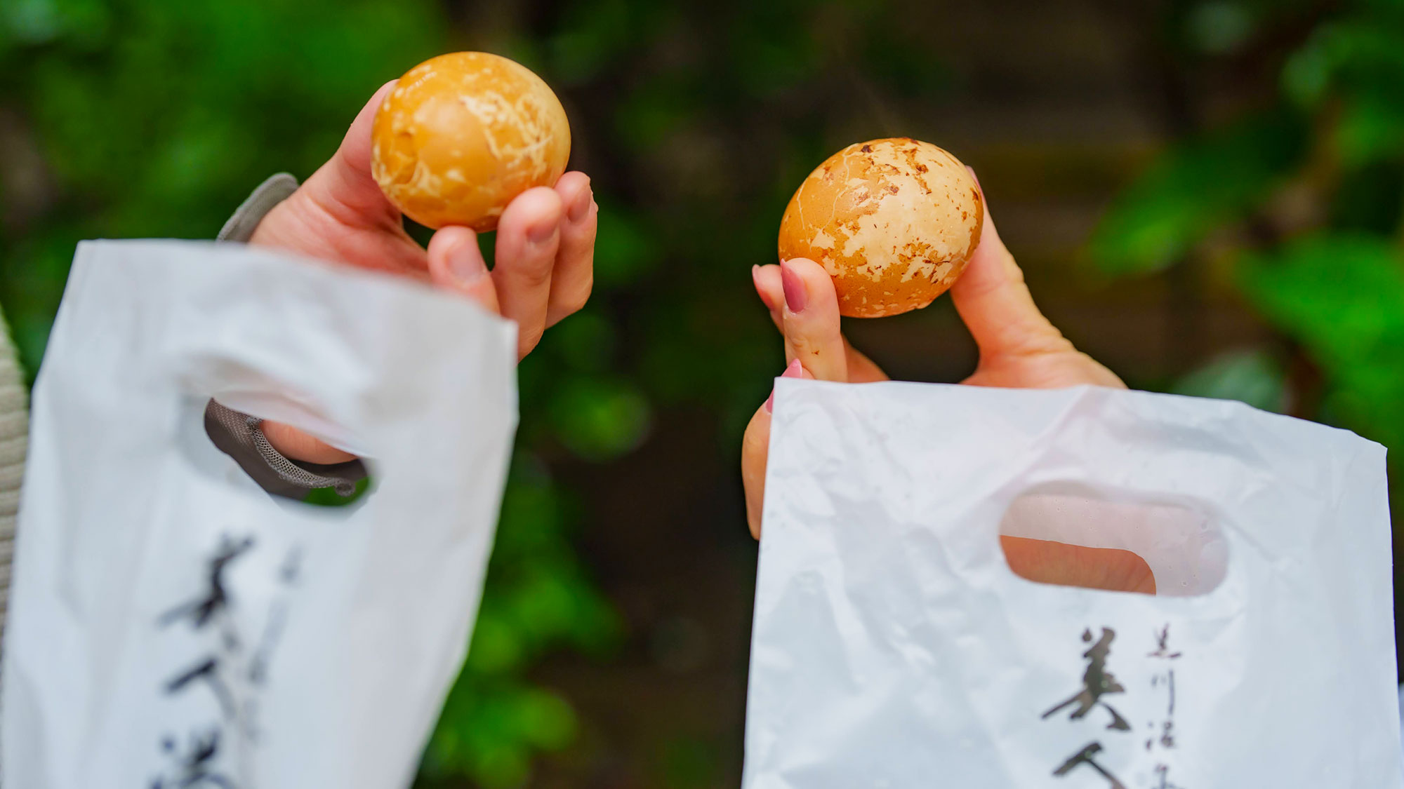 【周辺観光】いこい旅館の外で販売されている美人湯に浸けられた温泉ゆで卵。お持ち帰りも〇。