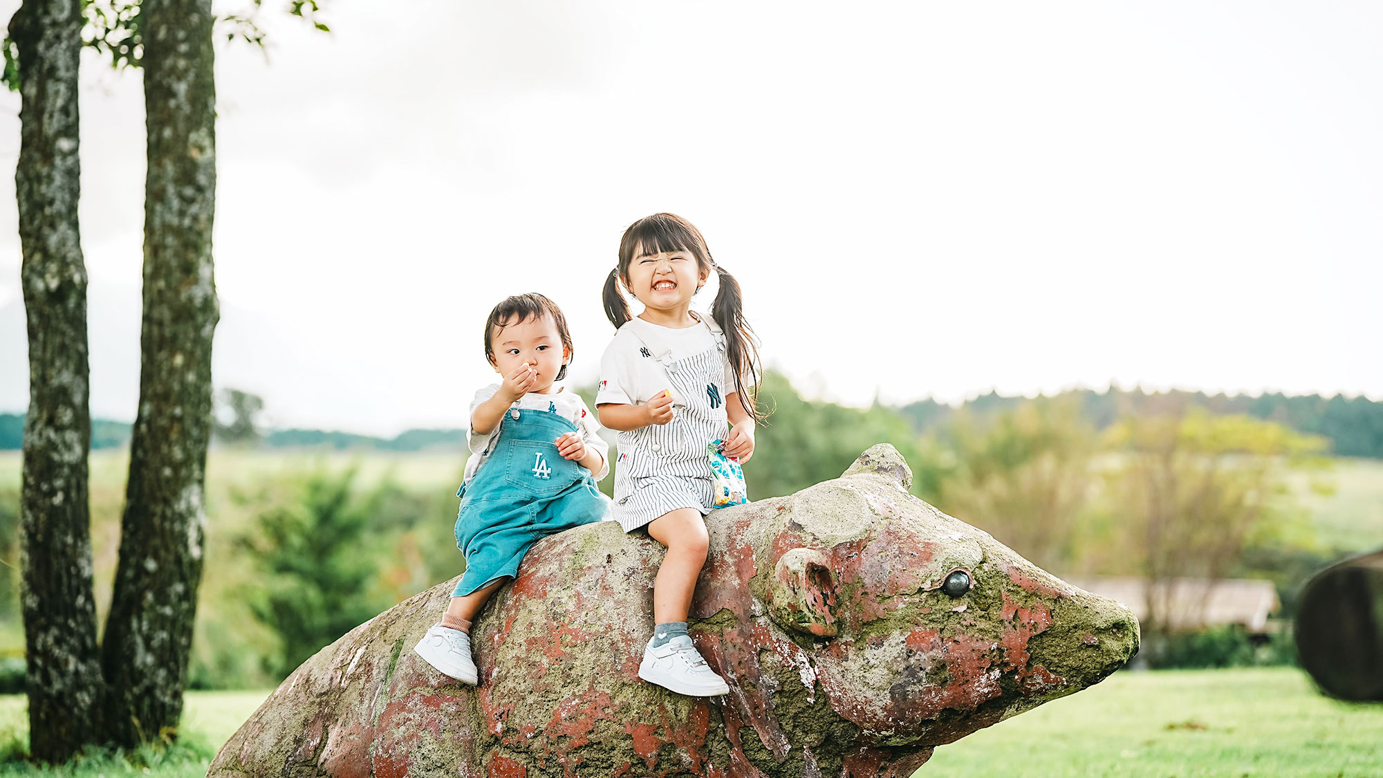 【周辺観光】広々とした敷地内にはお子様も楽しめる遊具が備わっています。大自然の中で楽しく遊べます♪