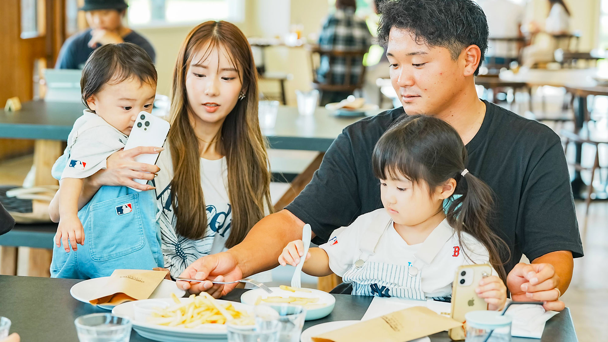 【周辺観光】広々としたテーブル席で大人数でもゆったりお食事をお楽しみいただけます。