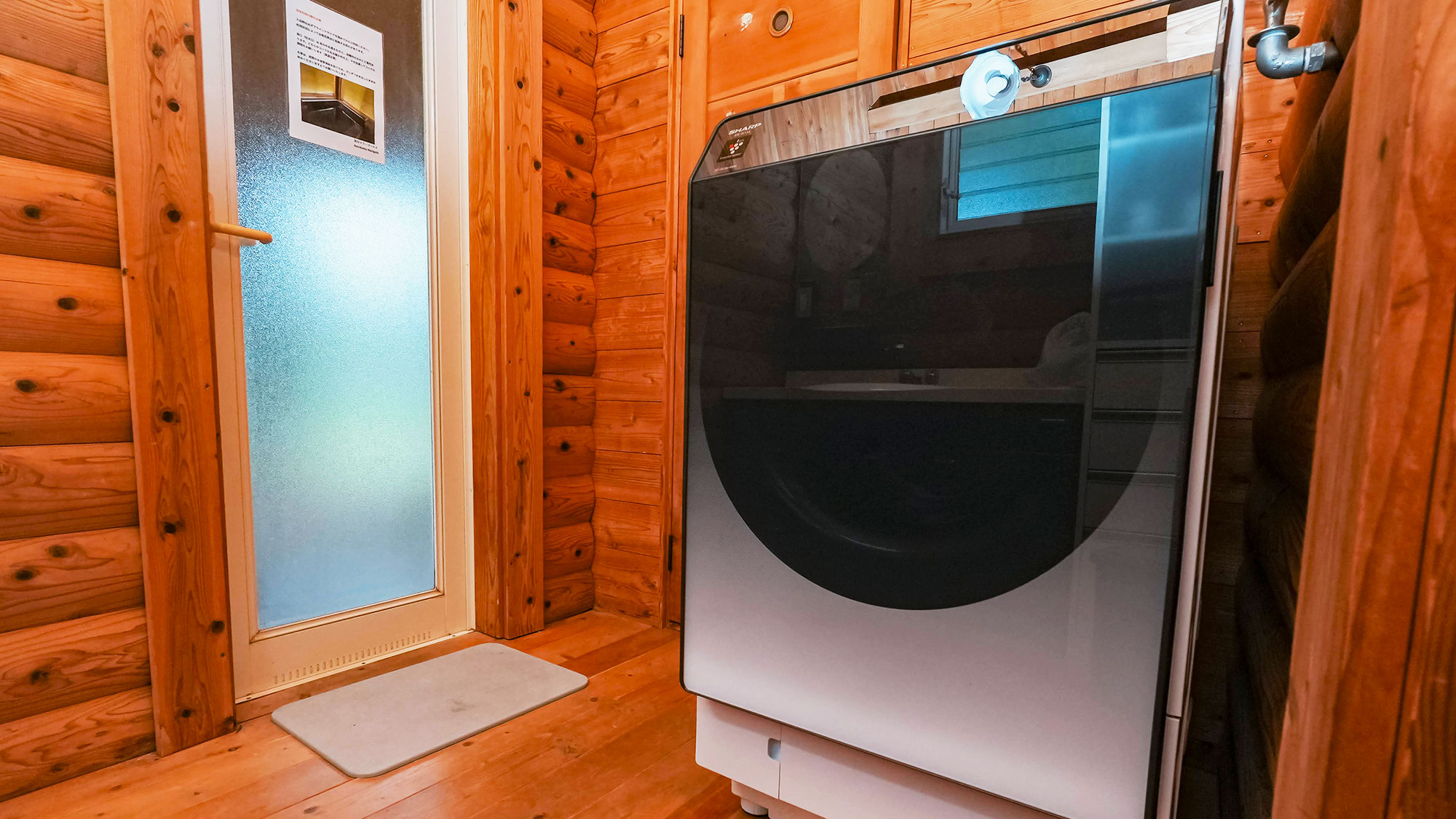 【Marigold】脱衣所にはSHARPのドラム式洗濯乾燥機をご用意。お洗濯も自由にできます。