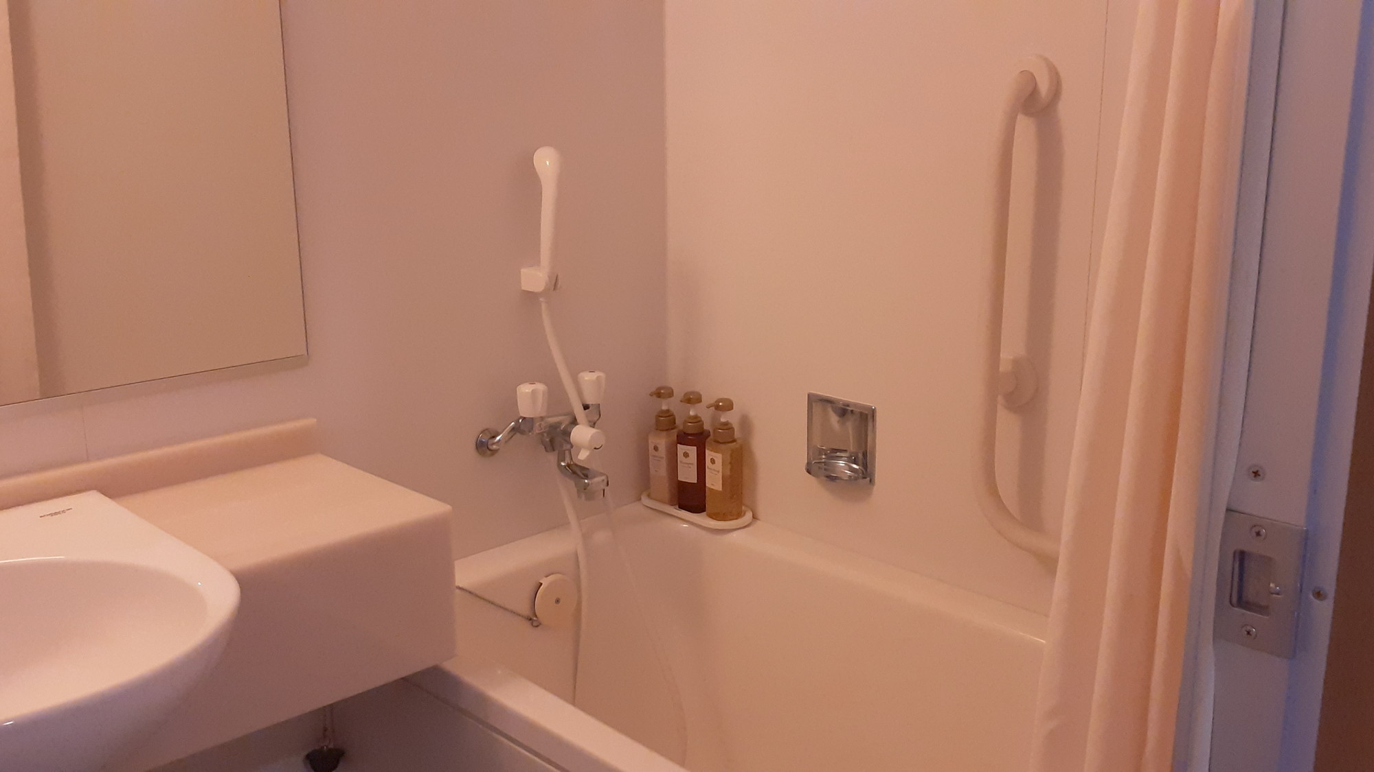 バスタブも備え付けております