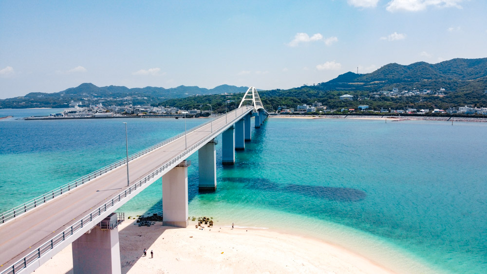 瀬底大橋　車で５分